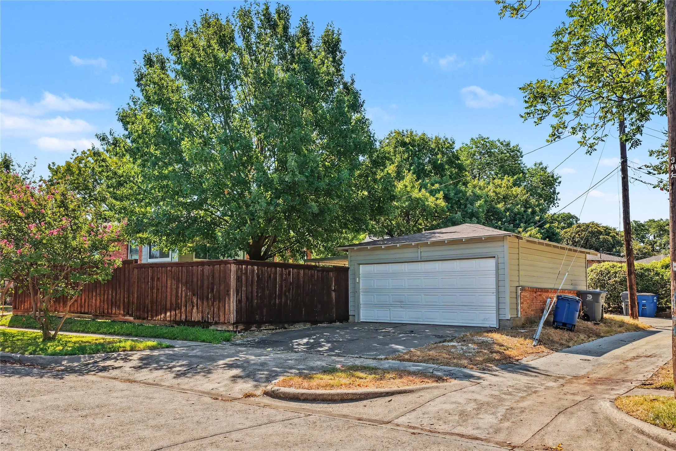 Single Family Residence For Sale in Dallas County , 103 S Plymouth Road, Dallas, Texas 75211, 3 Bedroom, 2 Bathroom, 2 Garage spaces, 1,733 Sqft, built in 1952, mls#21404438, Real Estate Agent in Dallas, Homes For Sale in Dallas county, Homes For Sale in Dallas, Realtor in Dallas Texas, Real Estate Brokerage Independent Realty Texas, Luminita Cordes Realtor