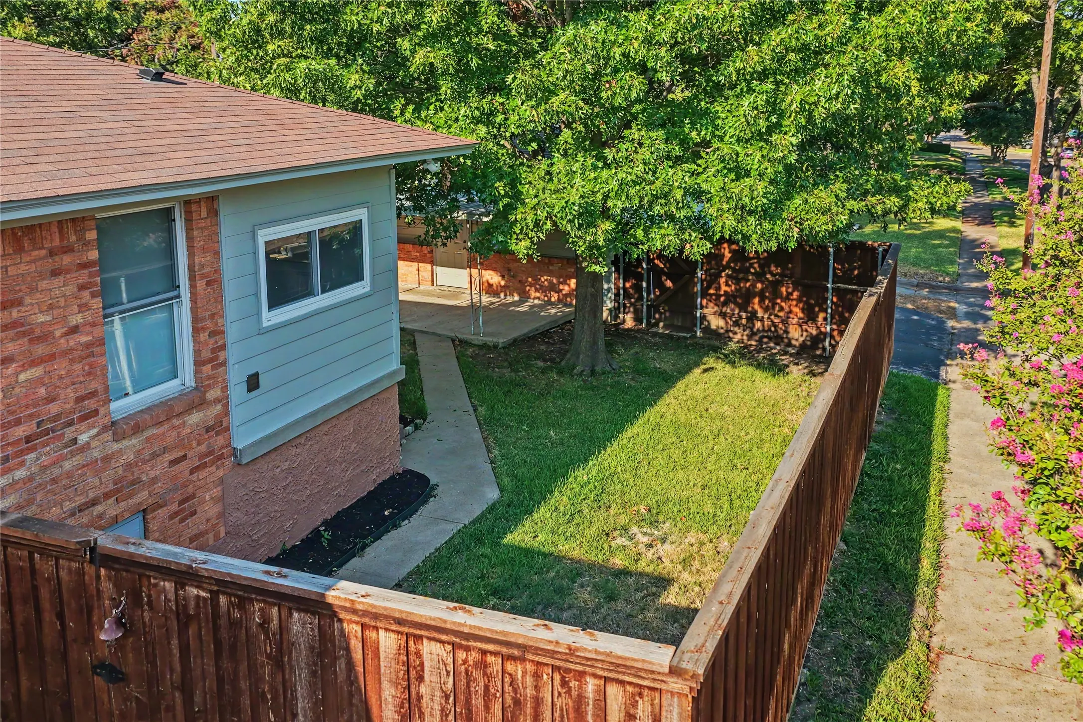 Single Family Residence For Sale in Dallas County , 103 S Plymouth Road, Dallas, Texas 75211, 3 Bedroom, 2 Bathroom, 2 Garage spaces, 1,733 Sqft, built in 1952, mls#21404438, Real Estate Agent in Dallas, Homes For Sale in Dallas county, Homes For Sale in Dallas, Realtor in Dallas Texas, Real Estate Brokerage Independent Realty Texas, Luminita Cordes Realtor