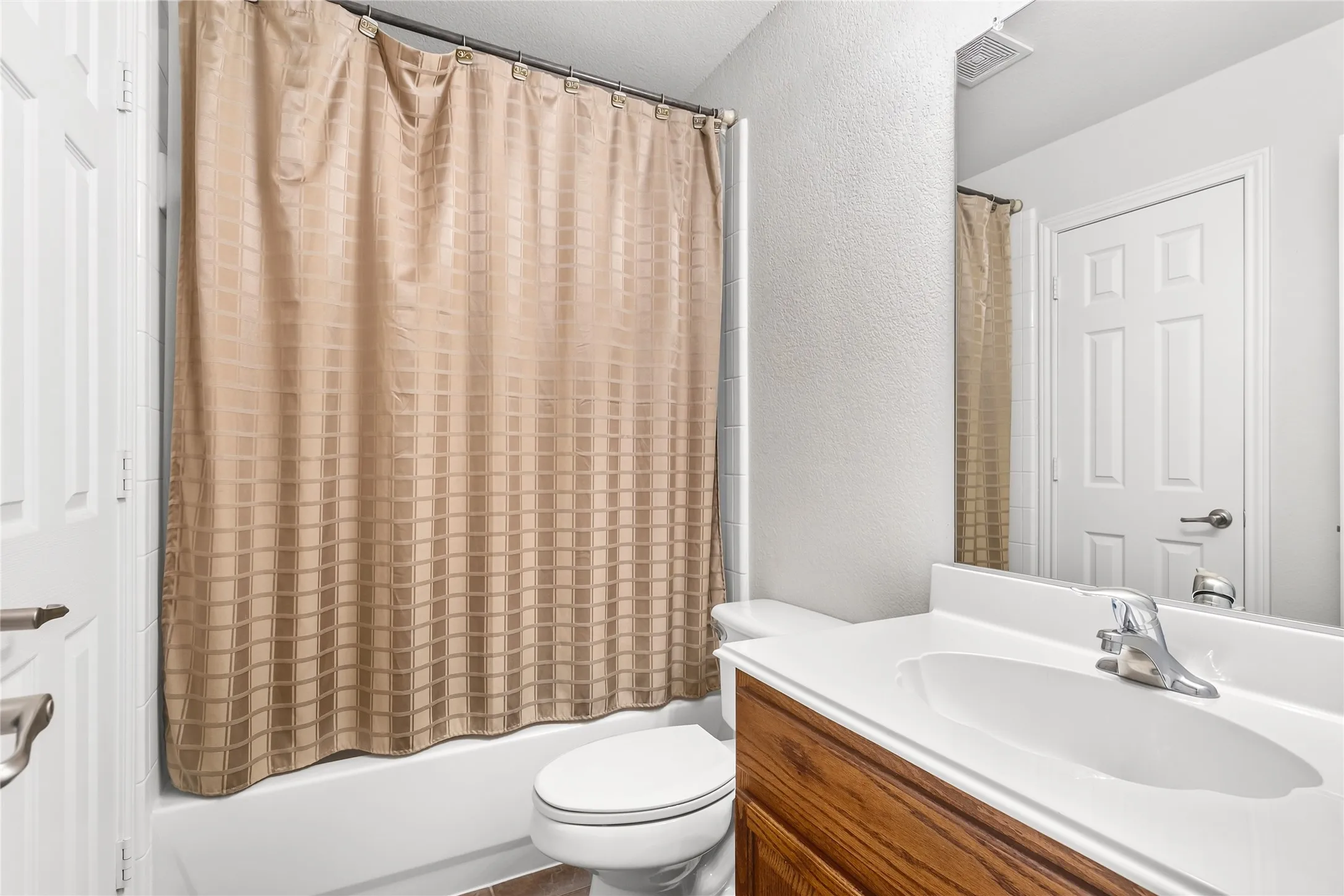 Single Family Residence For Sale in Denton County , 2185 Goliad Circle, Frisco, Texas 75033, 4 Bedroom, 4 Bathroom, 3 Garage spaces, 2,910 Sqft, built in 2003, mls#21398922, Real Estate Agent in Frisco, Homes For Sale in Denton county, Homes For Sale in Frisco, Realtor in Frisco Texas, Real Estate Brokerage Independent Realty Texas, Luminita Cordes Realtor