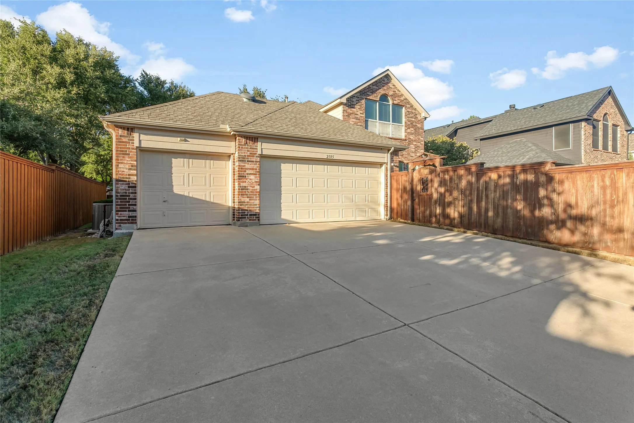 Single Family Residence For Sale in Denton County , 2185 Goliad Circle, Frisco, Texas 75033, 4 Bedroom, 4 Bathroom, 3 Garage spaces, 2,910 Sqft, built in 2003, mls#21398922, Real Estate Agent in Frisco, Homes For Sale in Denton county, Homes For Sale in Frisco, Realtor in Frisco Texas, Real Estate Brokerage Independent Realty Texas, Luminita Cordes Realtor