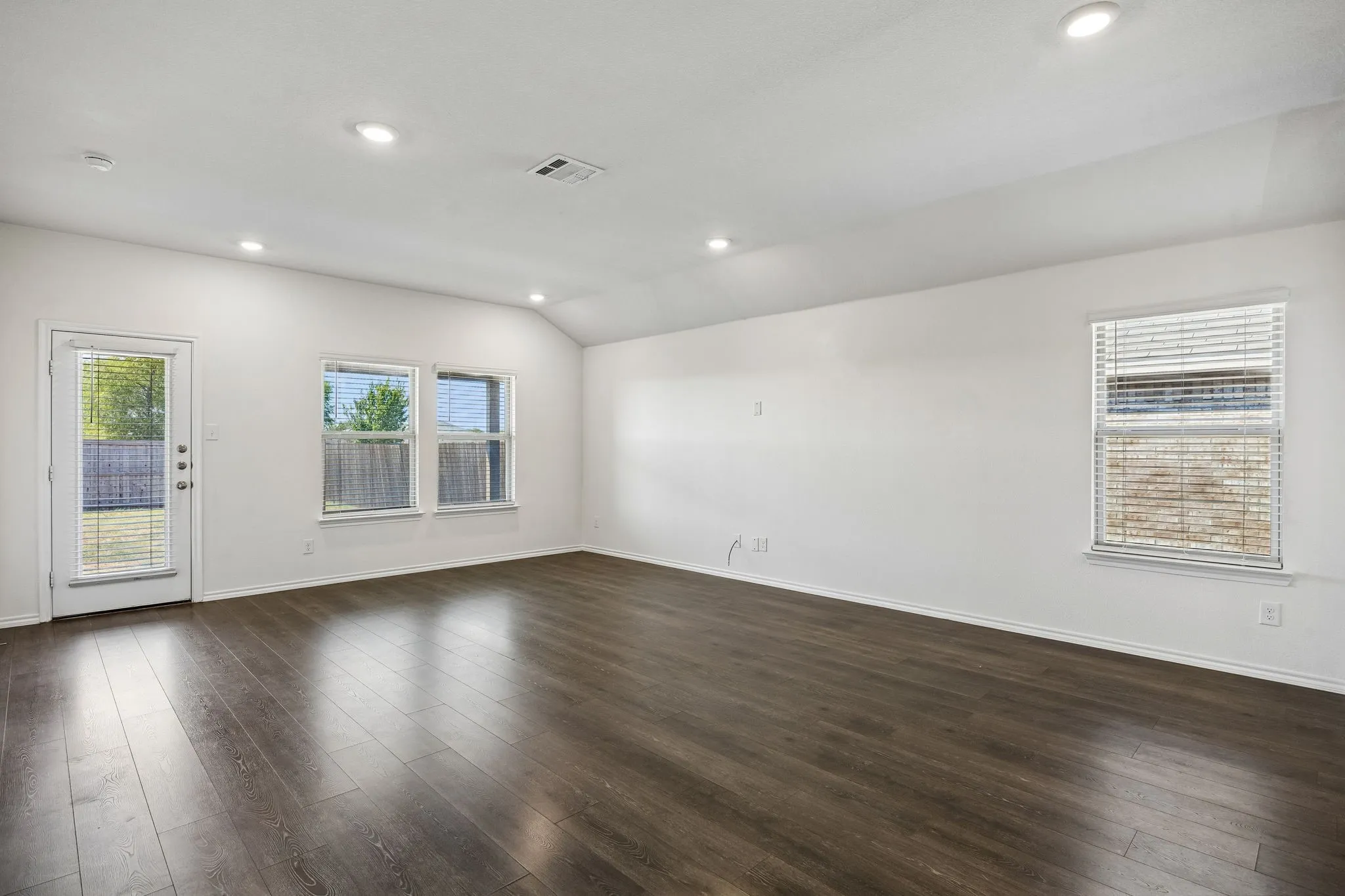 Single Family Residence For Rent in Kaufman County , 3030 Sweetwater Trail, Forney, Texas 75126, 4 Bedroom, 2 Bathroom, 2 Garage spaces, 1,649 Sqft, built in 2021, mls#21404693, Real Estate Agent in Forney, Homes For Rent in Kaufman county, Homes For Rent in Forney, Realtor in Forney Texas, Real Estate Brokerage Independent Realty Texas, Luminita Cordes Realtor