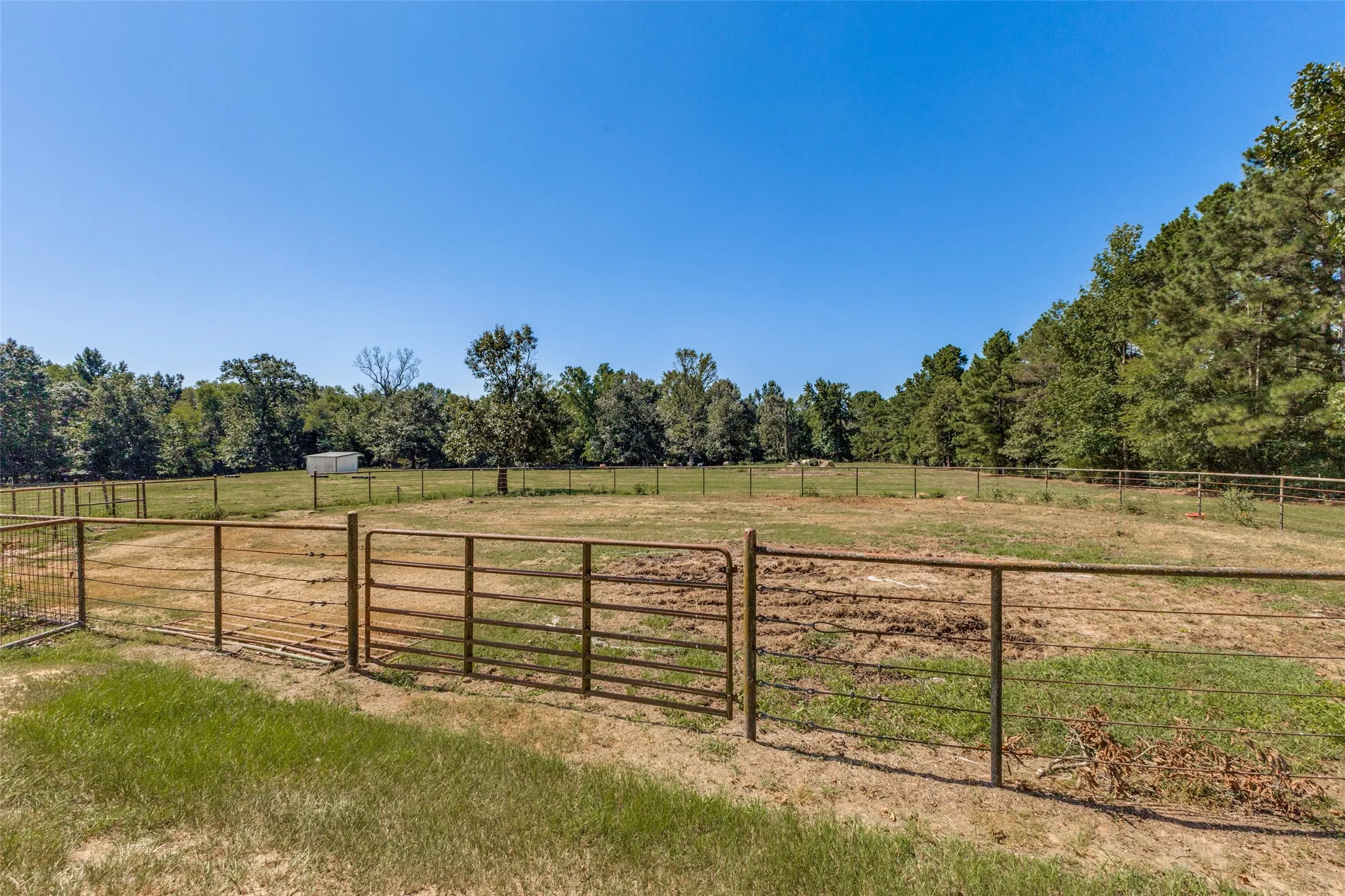 Single Family Residence For Sale in Wood County , 1644 County Road 4730, Winnsboro, Texas 75494, 4 Bedroom, 3 Bathroom, 3 Garage spaces, 3,200 Sqft, built in 2005, mls#21404649, Real Estate Agent in Winnsboro, Homes For Sale in Wood county, Homes For Sale in Winnsboro, Realtor in Winnsboro Texas, Real Estate Brokerage Independent Realty Texas, Luminita Cordes Realtor