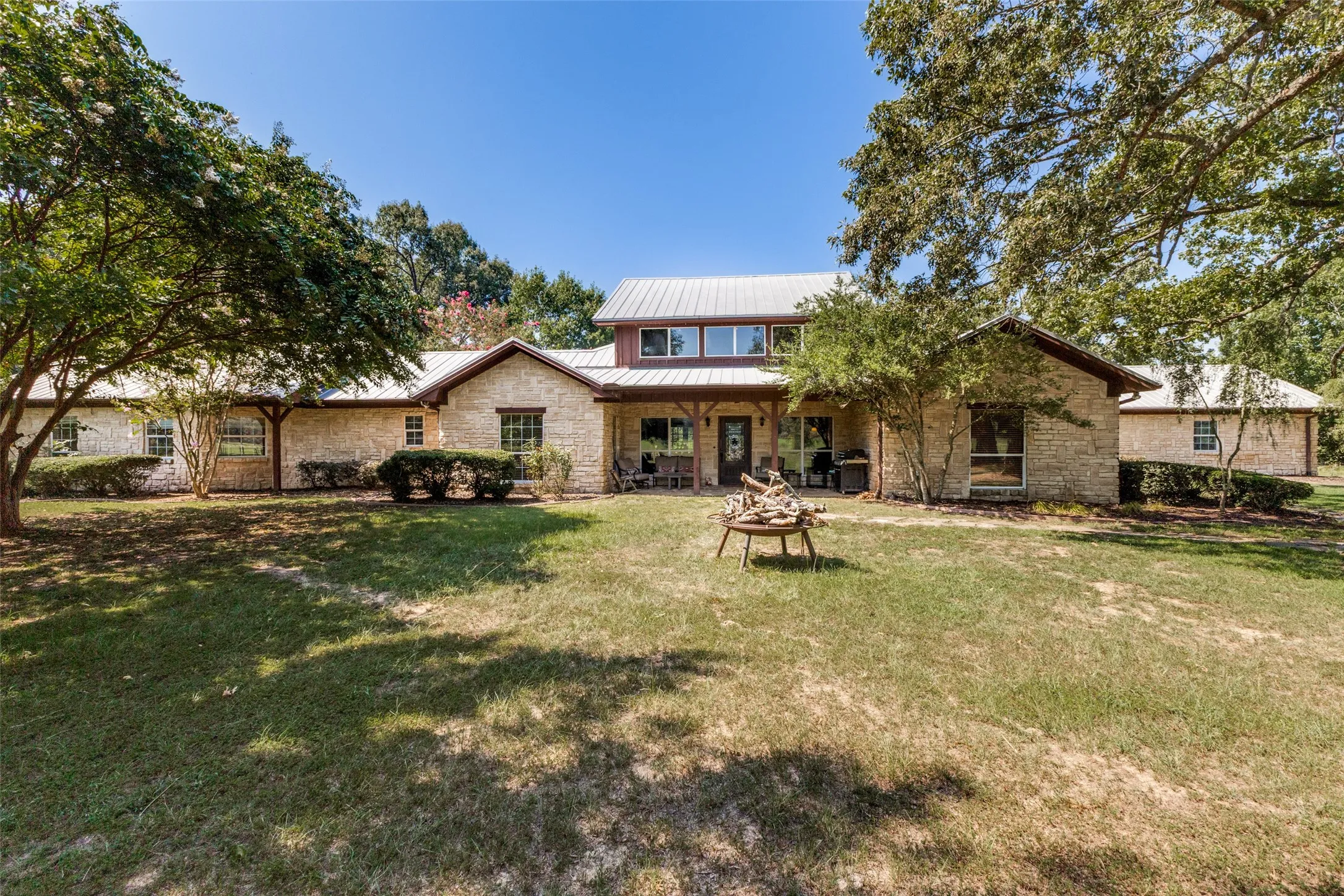 Single Family Residence For Sale in Wood County , 1644 County Road 4730, Winnsboro, Texas 75494, 4 Bedroom, 3 Bathroom, 3 Garage spaces, 3,200 Sqft, built in 2005, mls#21404649, Real Estate Agent in Winnsboro, Homes For Sale in Wood county, Homes For Sale in Winnsboro, Realtor in Winnsboro Texas, Real Estate Brokerage Independent Realty Texas, Luminita Cordes Realtor