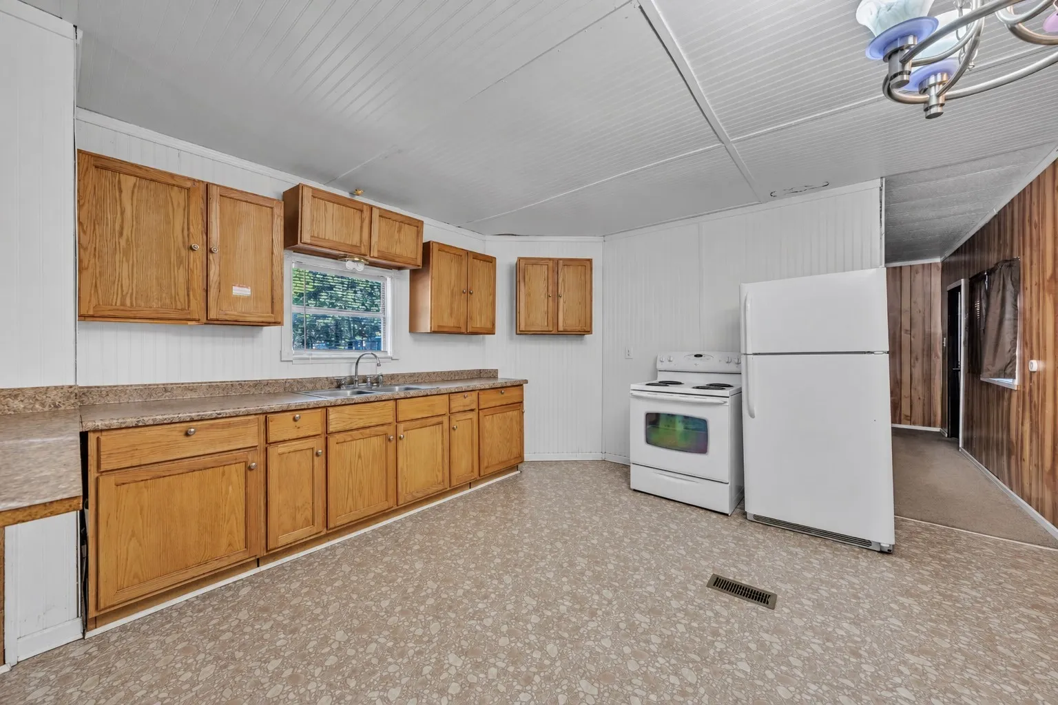 Mobile Home For Sale in Hood County , 4647 Lyndi Lane, Granbury, Texas 76049, 3 Bedroom, 2 Bathroom, 2 Garage spaces, 1,464 Sqft, built in 1982, mls#21404665, Real Estate Agent in Granbury, Homes For Sale in Hood county, Homes For Sale in Granbury, Realtor in Granbury Texas, Real Estate Brokerage Independent Realty Texas, Luminita Cordes Realtor