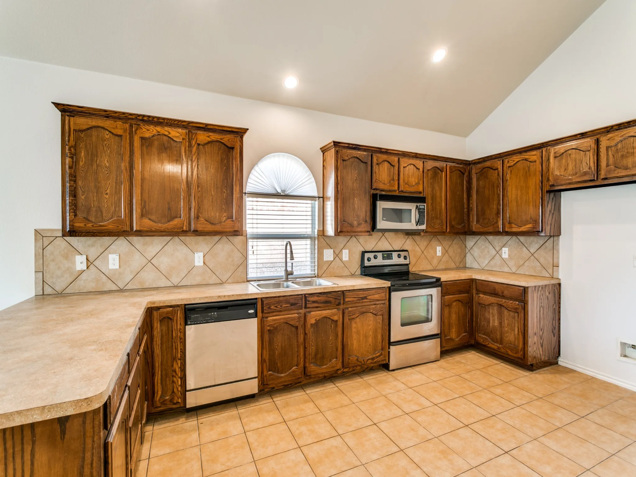 Single Family Residence For Rent in Tarrant County , 6357 Redeagle Creek Drive, Fort Worth, Texas 76179, 3 Bedroom, 2 Bathroom, 2 Garage spaces, 1,493 Sqft, built in 2005, mls#21395983, Real Estate Agent in Fort Worth, Homes For Rent in Tarrant county, Homes For Rent in Fort Worth, Realtor in Fort Worth Texas, Real Estate Brokerage Independent Realty Texas, Luminita Cordes Realtor