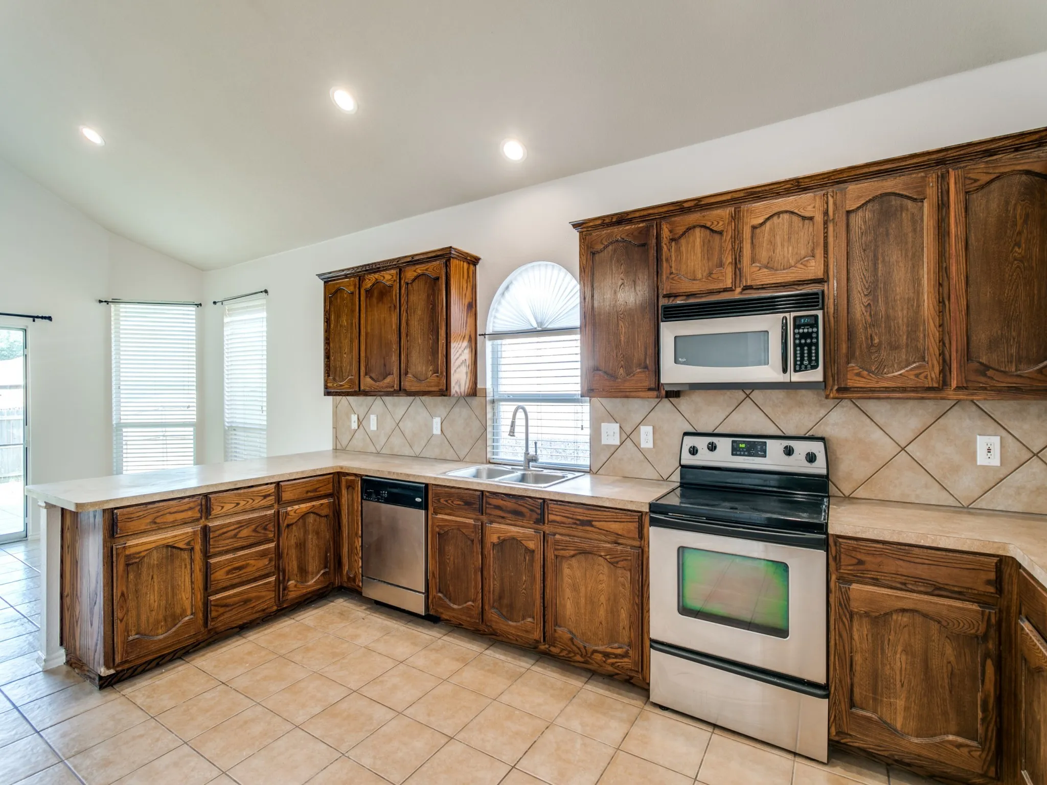 Single Family Residence For Rent in Tarrant County , 6357 Redeagle Creek Drive, Fort Worth, Texas 76179, 3 Bedroom, 2 Bathroom, 2 Garage spaces, 1,493 Sqft, built in 2005, mls#21395983, Real Estate Agent in Fort Worth, Homes For Rent in Tarrant county, Homes For Rent in Fort Worth, Realtor in Fort Worth Texas, Real Estate Brokerage Independent Realty Texas, Luminita Cordes Realtor