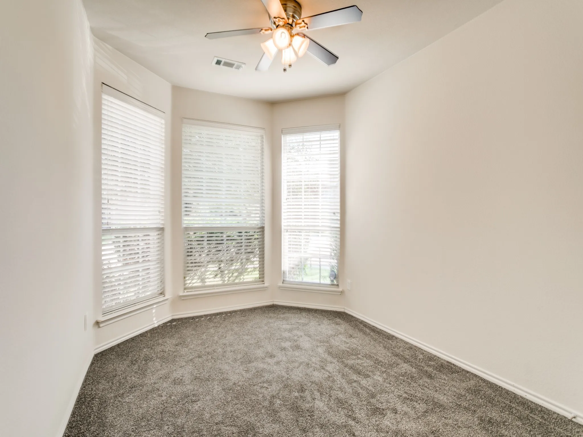 Single Family Residence For Rent in Tarrant County , 6357 Redeagle Creek Drive, Fort Worth, Texas 76179, 3 Bedroom, 2 Bathroom, 2 Garage spaces, 1,493 Sqft, built in 2005, mls#21395983, Real Estate Agent in Fort Worth, Homes For Rent in Tarrant county, Homes For Rent in Fort Worth, Realtor in Fort Worth Texas, Real Estate Brokerage Independent Realty Texas, Luminita Cordes Realtor