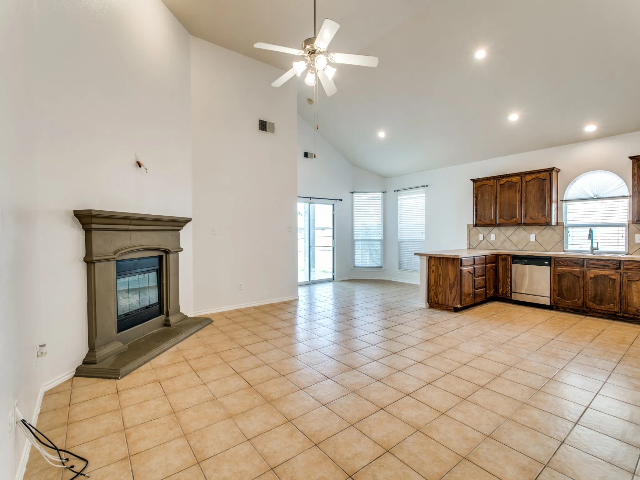 Single Family Residence For Rent in Tarrant County , 6357 Redeagle Creek Drive, Fort Worth, Texas 76179, 3 Bedroom, 2 Bathroom, 2 Garage spaces, 1,493 Sqft, built in 2005, mls#21395983, Real Estate Agent in Fort Worth, Homes For Rent in Tarrant county, Homes For Rent in Fort Worth, Realtor in Fort Worth Texas, Real Estate Brokerage Independent Realty Texas, Luminita Cordes Realtor