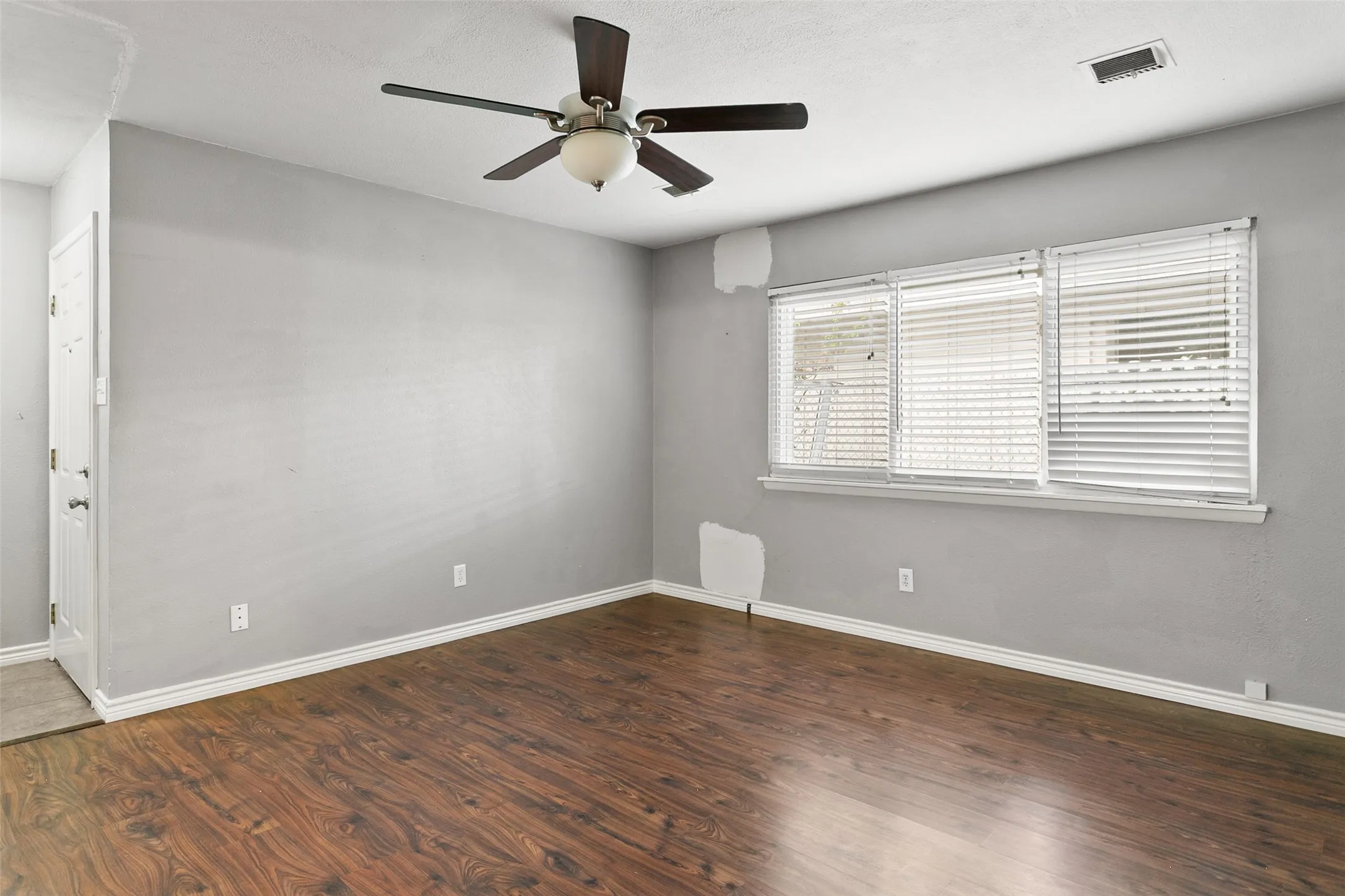 Single Family Residence For Sale in Tarrant County , 4617 Driskell Boulevard, Fort Worth, Texas 76107, 3 Bedroom, 2 Bathroom, 2 Garage spaces, 1,100 Sqft, built in 1958, mls#21404719, Real Estate Agent in Fort Worth, Homes For Sale in Tarrant county, Homes For Sale in Fort Worth, Realtor in Fort Worth Texas, Real Estate Brokerage Independent Realty Texas, Luminita Cordes Realtor