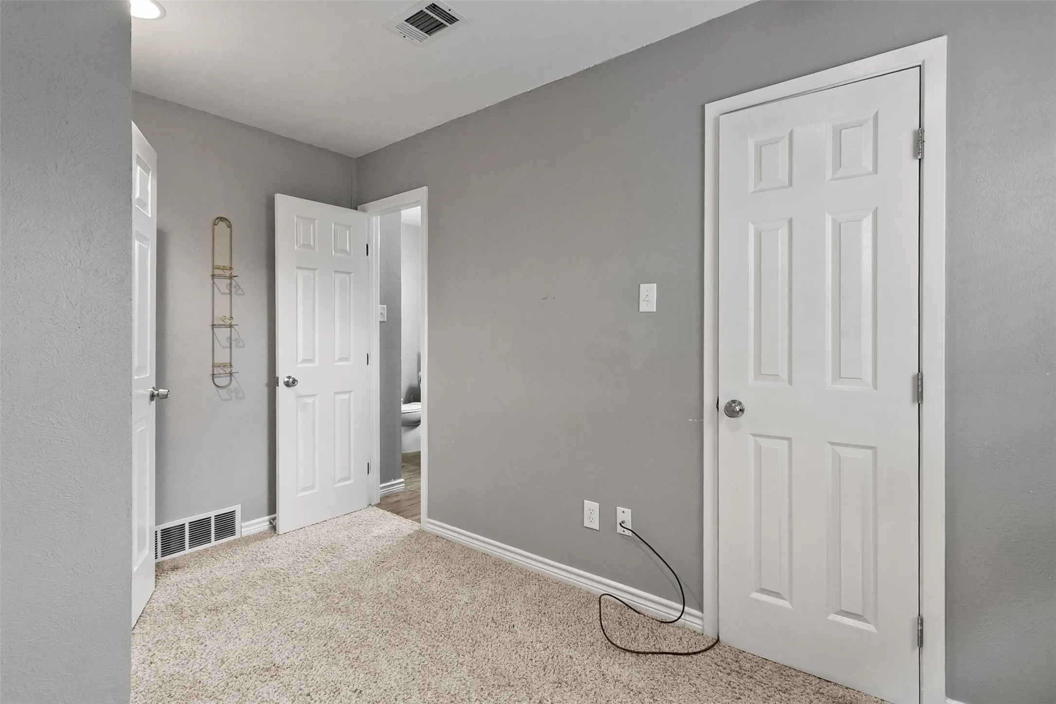 Single Family Residence For Sale in Tarrant County , 4617 Driskell Boulevard, Fort Worth, Texas 76107, 3 Bedroom, 2 Bathroom, 2 Garage spaces, 1,100 Sqft, built in 1958, mls#21404719, Real Estate Agent in Fort Worth, Homes For Sale in Tarrant county, Homes For Sale in Fort Worth, Realtor in Fort Worth Texas, Real Estate Brokerage Independent Realty Texas, Luminita Cordes Realtor