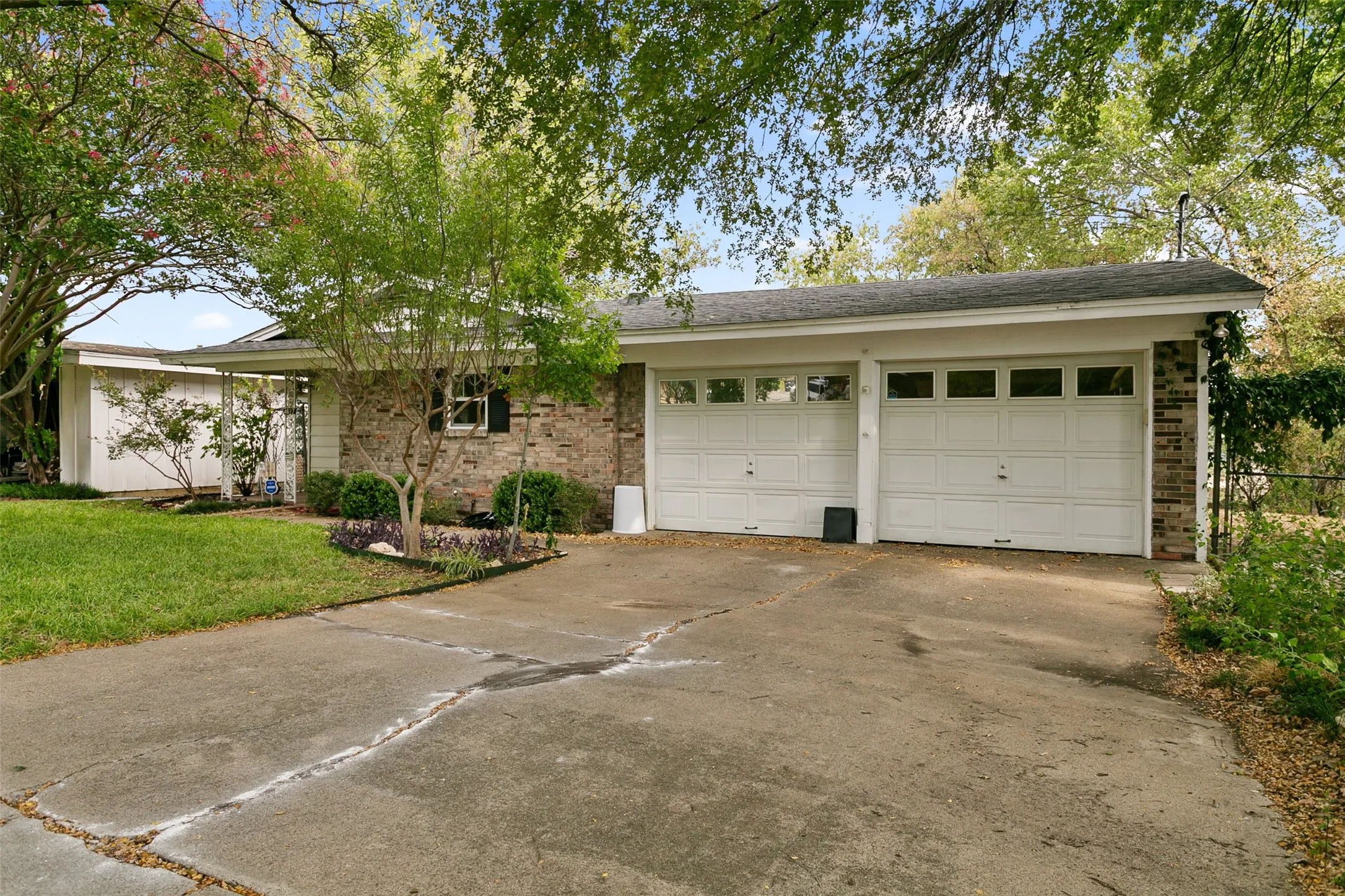 Single Family Residence For Sale in Tarrant County , 4617 Driskell Boulevard, Fort Worth, Texas 76107, 3 Bedroom, 2 Bathroom, 2 Garage spaces, 1,100 Sqft, built in 1958, mls#21404719, Real Estate Agent in Fort Worth, Homes For Sale in Tarrant county, Homes For Sale in Fort Worth, Realtor in Fort Worth Texas, Real Estate Brokerage Independent Realty Texas, Luminita Cordes Realtor
