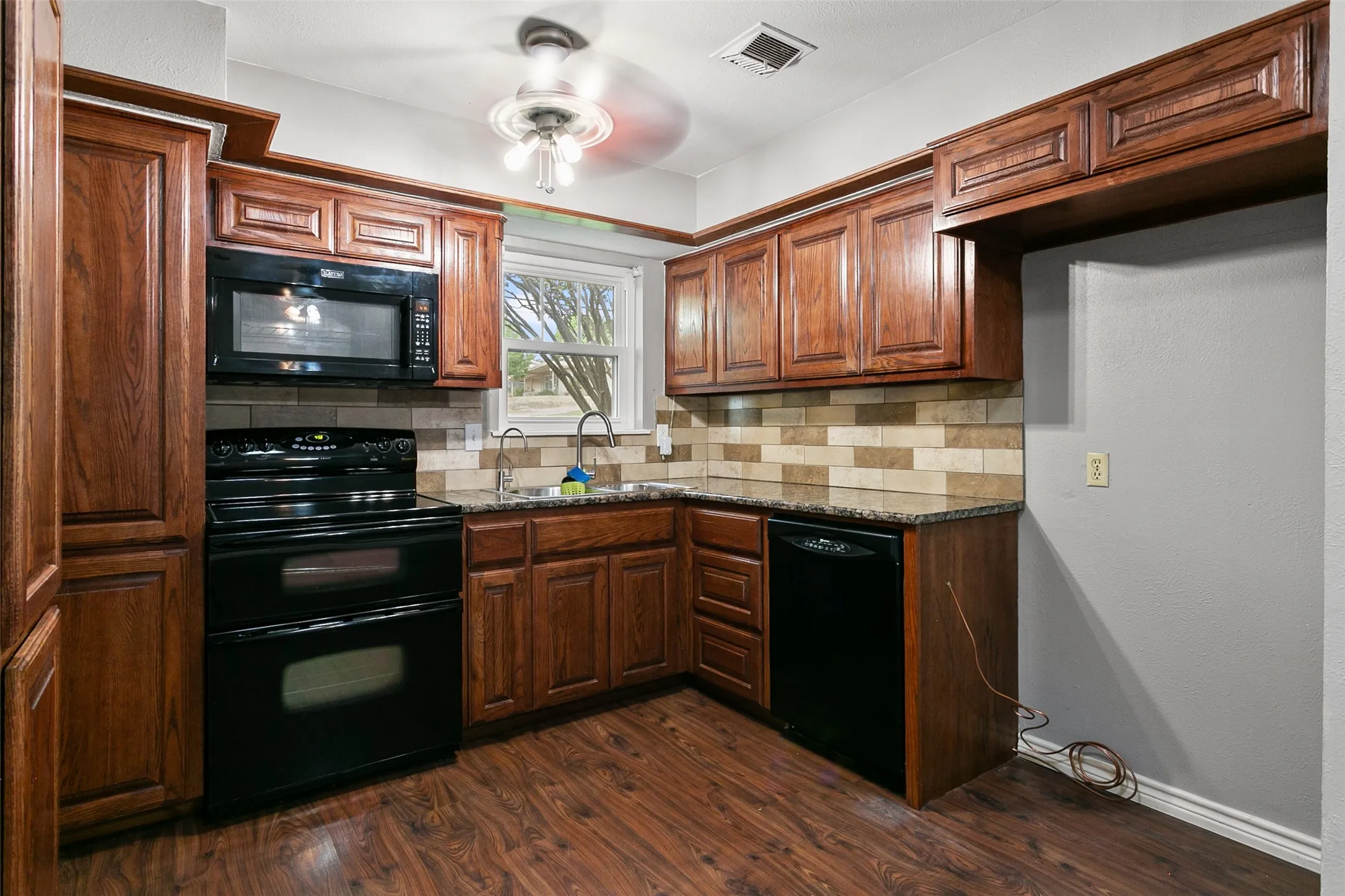 Single Family Residence For Sale in Tarrant County , 4617 Driskell Boulevard, Fort Worth, Texas 76107, 3 Bedroom, 2 Bathroom, 2 Garage spaces, 1,100 Sqft, built in 1958, mls#21404719, Real Estate Agent in Fort Worth, Homes For Sale in Tarrant county, Homes For Sale in Fort Worth, Realtor in Fort Worth Texas, Real Estate Brokerage Independent Realty Texas, Luminita Cordes Realtor