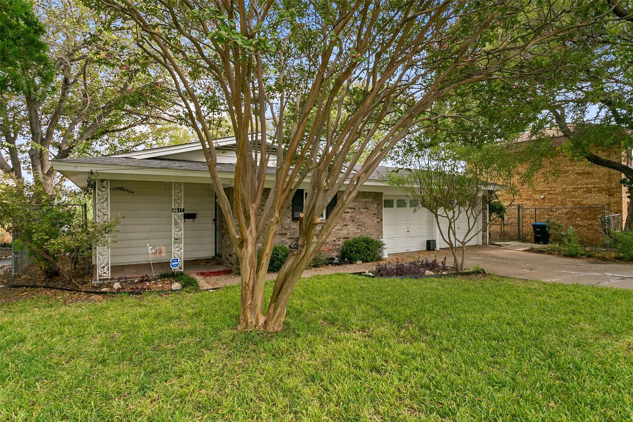 Single Family Residence For Sale in Tarrant County , 4617 Driskell Boulevard, Fort Worth, Texas 76107, 3 Bedroom, 2 Bathroom, 2 Garage spaces, 1,100 Sqft, built in 1958, mls#21404719, Real Estate Agent in Fort Worth, Homes For Sale in Tarrant county, Homes For Sale in Fort Worth, Realtor in Fort Worth Texas, Real Estate Brokerage Independent Realty Texas, Luminita Cordes Realtor
