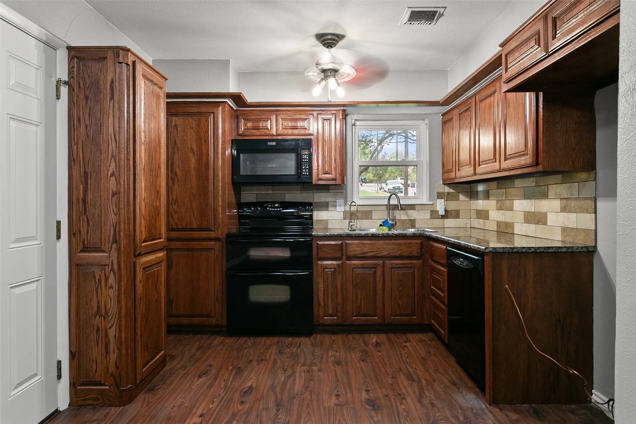 Single Family Residence For Sale in Tarrant County , 4617 Driskell Boulevard, Fort Worth, Texas 76107, 3 Bedroom, 2 Bathroom, 2 Garage spaces, 1,100 Sqft, built in 1958, mls#21404719, Real Estate Agent in Fort Worth, Homes For Sale in Tarrant county, Homes For Sale in Fort Worth, Realtor in Fort Worth Texas, Real Estate Brokerage Independent Realty Texas, Luminita Cordes Realtor