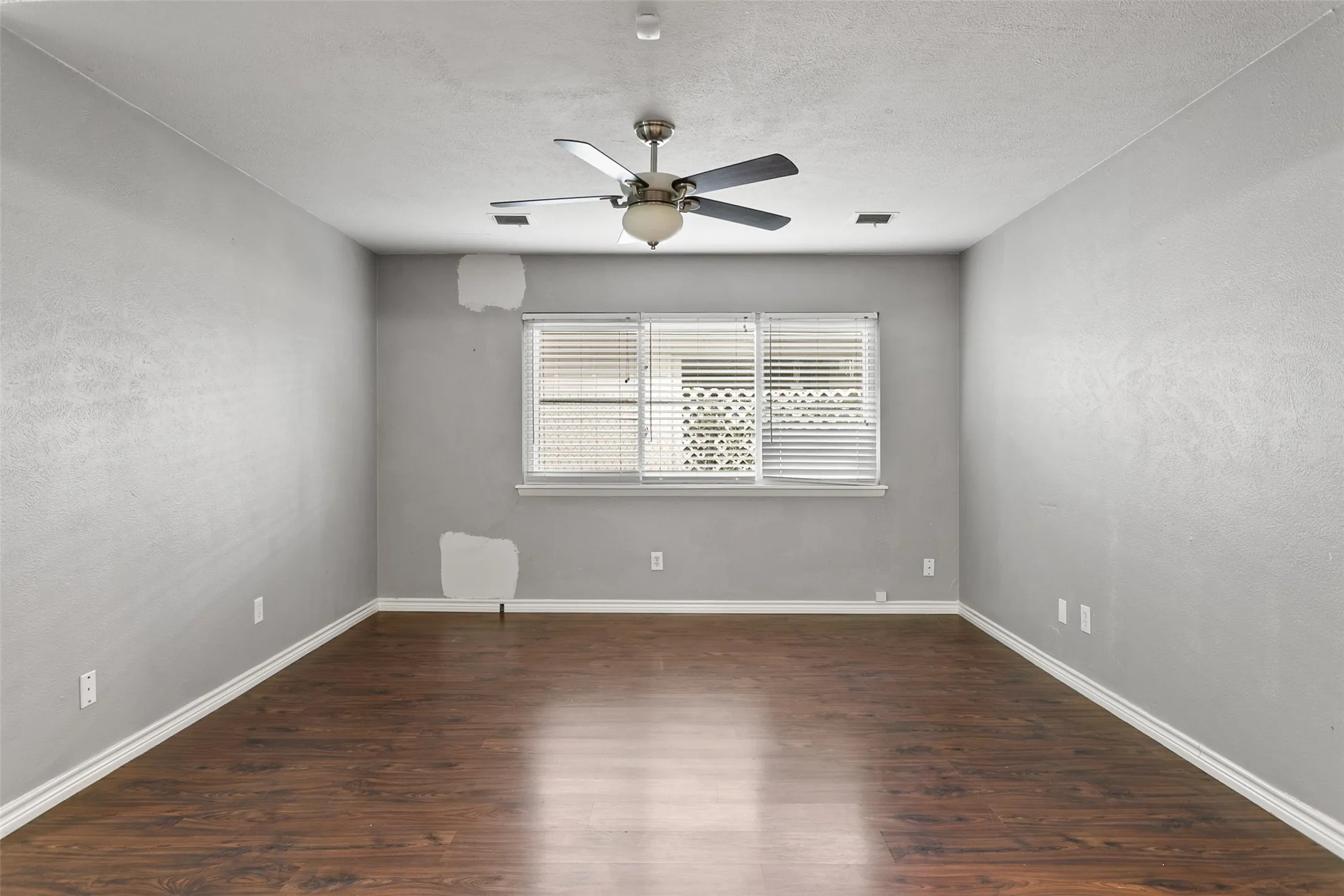 Single Family Residence For Sale in Tarrant County , 4617 Driskell Boulevard, Fort Worth, Texas 76107, 3 Bedroom, 2 Bathroom, 2 Garage spaces, 1,100 Sqft, built in 1958, mls#21404719, Real Estate Agent in Fort Worth, Homes For Sale in Tarrant county, Homes For Sale in Fort Worth, Realtor in Fort Worth Texas, Real Estate Brokerage Independent Realty Texas, Luminita Cordes Realtor