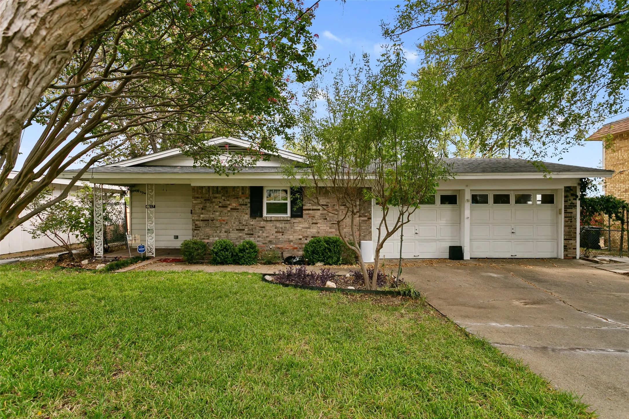 Single Family Residence For Sale in Tarrant County , 4617 Driskell Boulevard, Fort Worth, Texas 76107, 3 Bedroom, 2 Bathroom, 2 Garage spaces, 1,100 Sqft, built in 1958, mls#21404719, Real Estate Agent in Fort Worth, Homes For Sale in Tarrant county, Homes For Sale in Fort Worth, Realtor in Fort Worth Texas, Real Estate Brokerage Independent Realty Texas, Luminita Cordes Realtor
