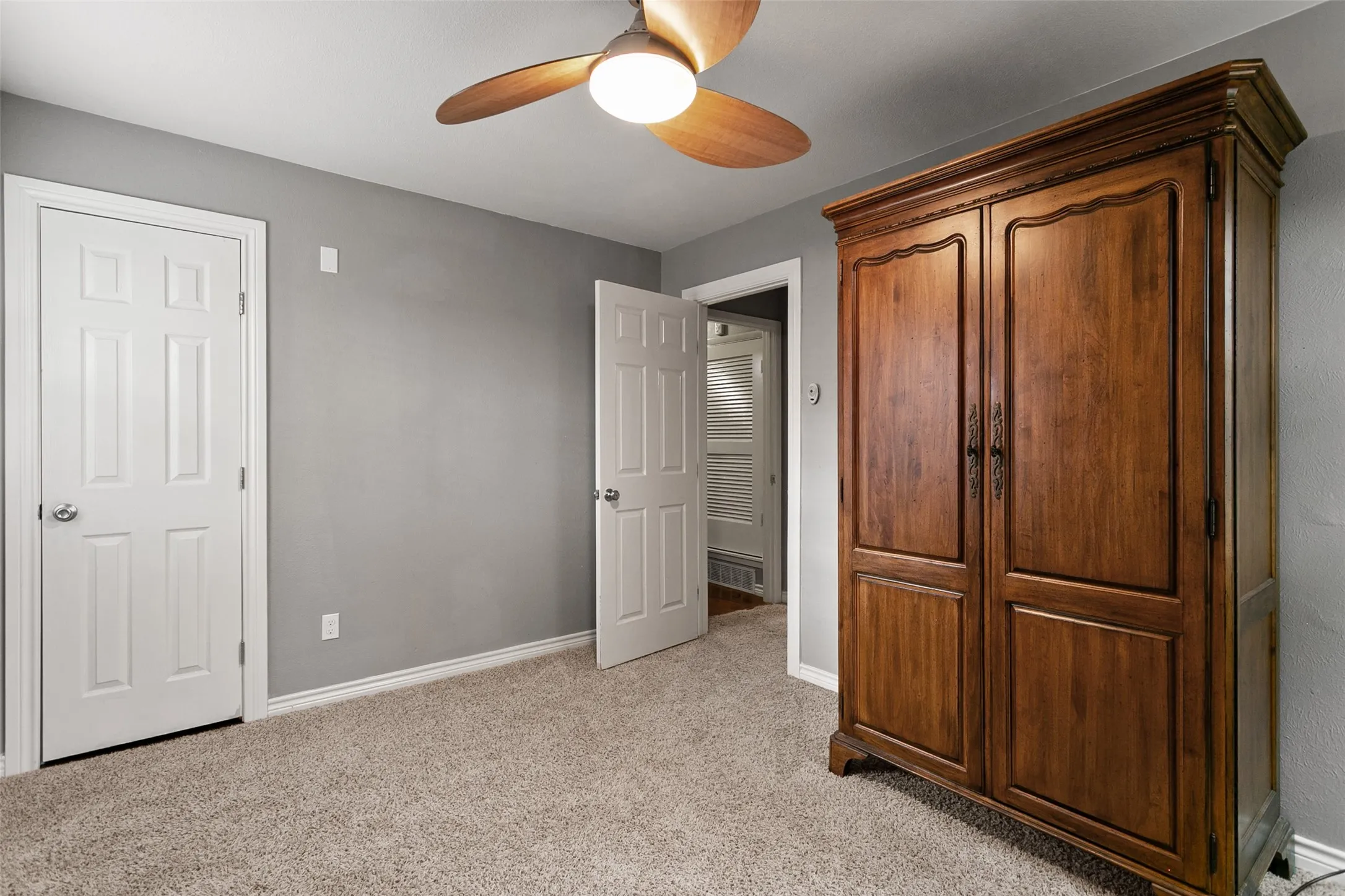 Single Family Residence For Sale in Tarrant County , 4617 Driskell Boulevard, Fort Worth, Texas 76107, 3 Bedroom, 2 Bathroom, 2 Garage spaces, 1,100 Sqft, built in 1958, mls#21404719, Real Estate Agent in Fort Worth, Homes For Sale in Tarrant county, Homes For Sale in Fort Worth, Realtor in Fort Worth Texas, Real Estate Brokerage Independent Realty Texas, Luminita Cordes Realtor