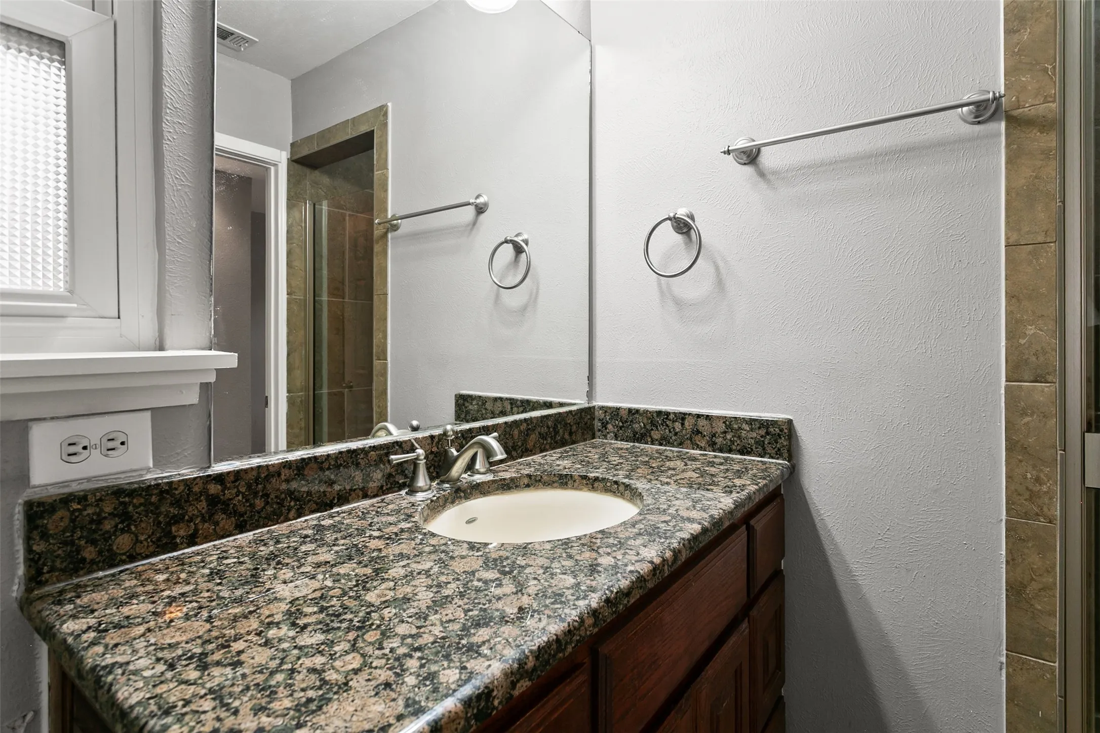 Single Family Residence For Sale in Tarrant County , 4617 Driskell Boulevard, Fort Worth, Texas 76107, 3 Bedroom, 2 Bathroom, 2 Garage spaces, 1,100 Sqft, built in 1958, mls#21404719, Real Estate Agent in Fort Worth, Homes For Sale in Tarrant county, Homes For Sale in Fort Worth, Realtor in Fort Worth Texas, Real Estate Brokerage Independent Realty Texas, Luminita Cordes Realtor
