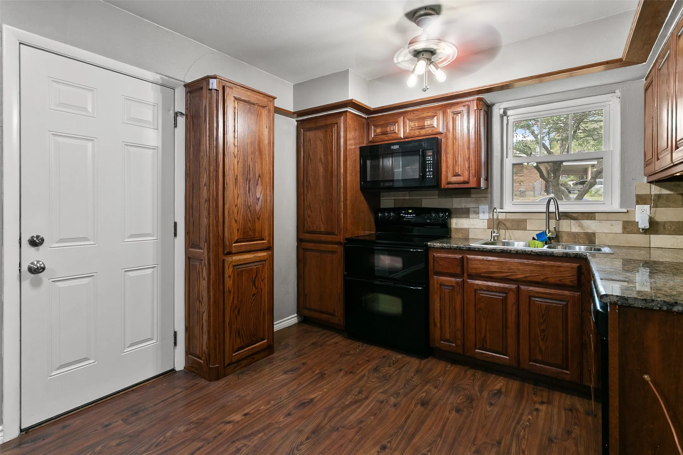 Single Family Residence For Sale in Tarrant County , 4617 Driskell Boulevard, Fort Worth, Texas 76107, 3 Bedroom, 2 Bathroom, 2 Garage spaces, 1,100 Sqft, built in 1958, mls#21404719, Real Estate Agent in Fort Worth, Homes For Sale in Tarrant county, Homes For Sale in Fort Worth, Realtor in Fort Worth Texas, Real Estate Brokerage Independent Realty Texas, Luminita Cordes Realtor