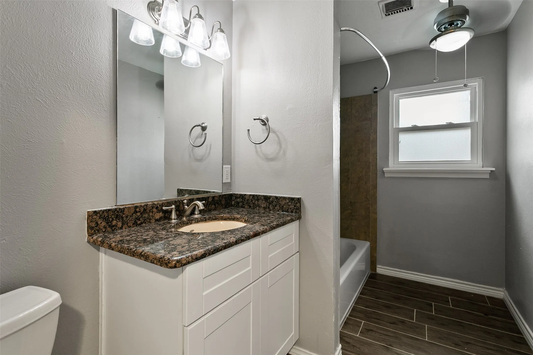 Single Family Residence For Sale in Tarrant County , 4617 Driskell Boulevard, Fort Worth, Texas 76107, 3 Bedroom, 2 Bathroom, 2 Garage spaces, 1,100 Sqft, built in 1958, mls#21404719, Real Estate Agent in Fort Worth, Homes For Sale in Tarrant county, Homes For Sale in Fort Worth, Realtor in Fort Worth Texas, Real Estate Brokerage Independent Realty Texas, Luminita Cordes Realtor