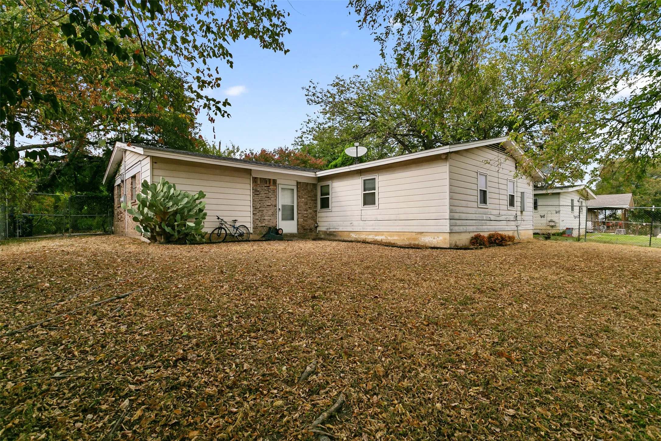 Single Family Residence For Sale in Tarrant County , 4617 Driskell Boulevard, Fort Worth, Texas 76107, 3 Bedroom, 2 Bathroom, 2 Garage spaces, 1,100 Sqft, built in 1958, mls#21404719, Real Estate Agent in Fort Worth, Homes For Sale in Tarrant county, Homes For Sale in Fort Worth, Realtor in Fort Worth Texas, Real Estate Brokerage Independent Realty Texas, Luminita Cordes Realtor