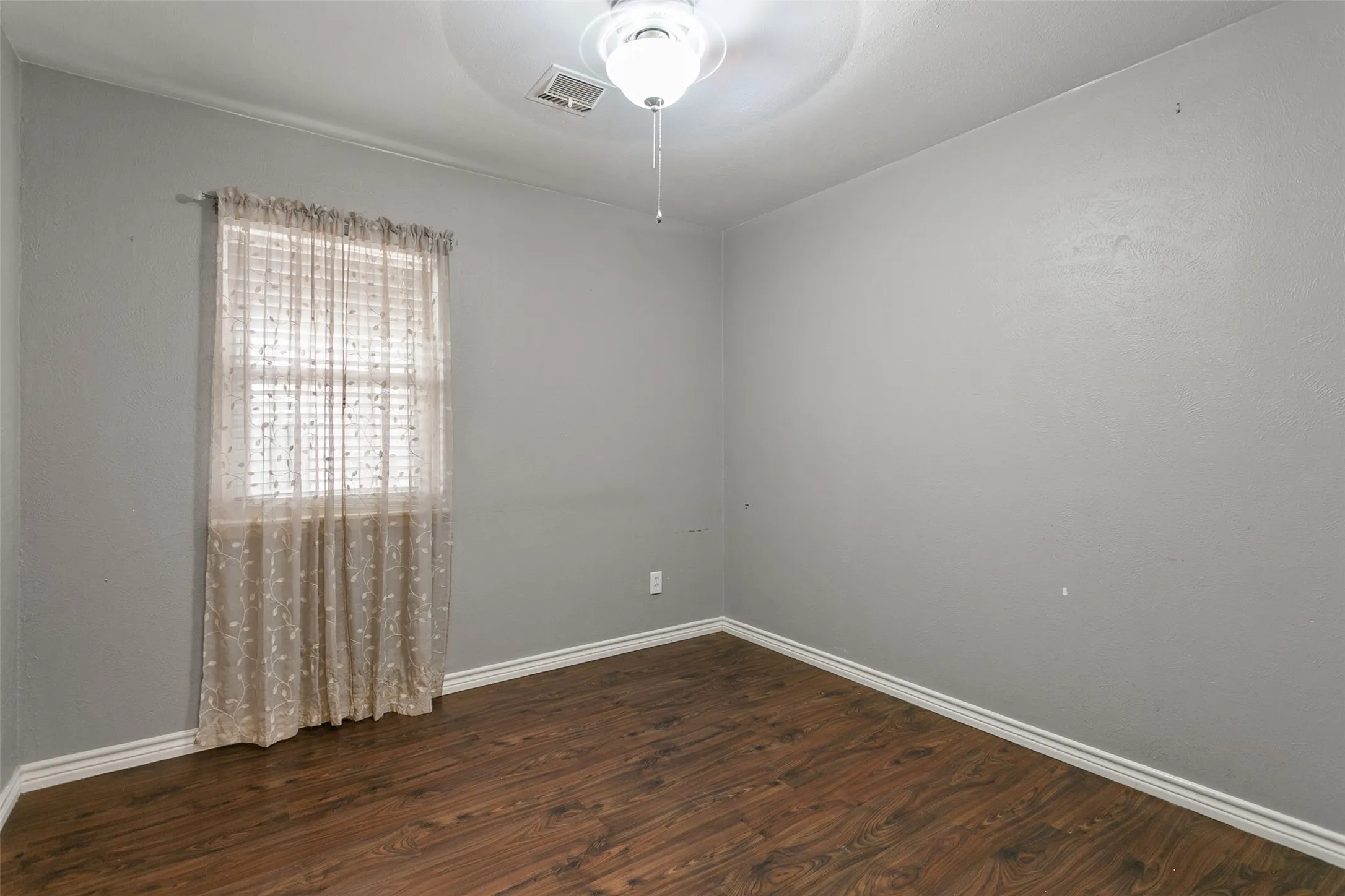 Single Family Residence For Sale in Tarrant County , 4617 Driskell Boulevard, Fort Worth, Texas 76107, 3 Bedroom, 2 Bathroom, 2 Garage spaces, 1,100 Sqft, built in 1958, mls#21404719, Real Estate Agent in Fort Worth, Homes For Sale in Tarrant county, Homes For Sale in Fort Worth, Realtor in Fort Worth Texas, Real Estate Brokerage Independent Realty Texas, Luminita Cordes Realtor