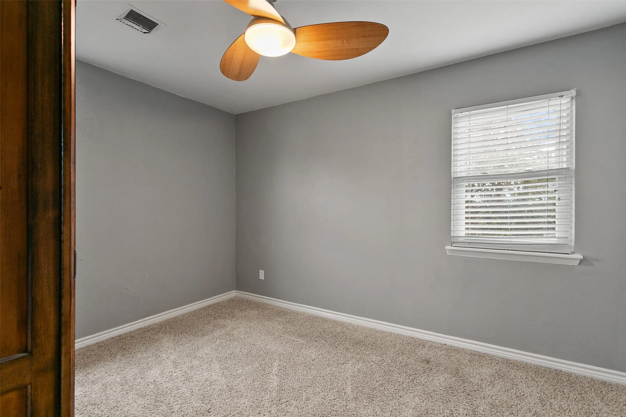 Single Family Residence For Sale in Tarrant County , 4617 Driskell Boulevard, Fort Worth, Texas 76107, 3 Bedroom, 2 Bathroom, 2 Garage spaces, 1,100 Sqft, built in 1958, mls#21404719, Real Estate Agent in Fort Worth, Homes For Sale in Tarrant county, Homes For Sale in Fort Worth, Realtor in Fort Worth Texas, Real Estate Brokerage Independent Realty Texas, Luminita Cordes Realtor