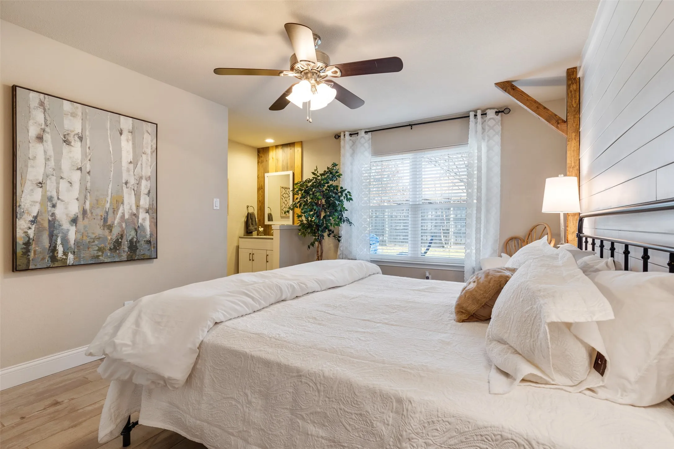 Single Family Residence For Sale in Tarrant County , 2918 Clover Lane, Euless, Texas 76039, 2 Bedroom, 1 Bathroom, Garage spaces, 990 Sqft, built in 1981, mls#21404435, Real Estate Agent in Euless, Homes For Sale in Tarrant county, Homes For Sale in Euless, Realtor in Euless Texas, Real Estate Brokerage Independent Realty Texas, Luminita Cordes Realtor