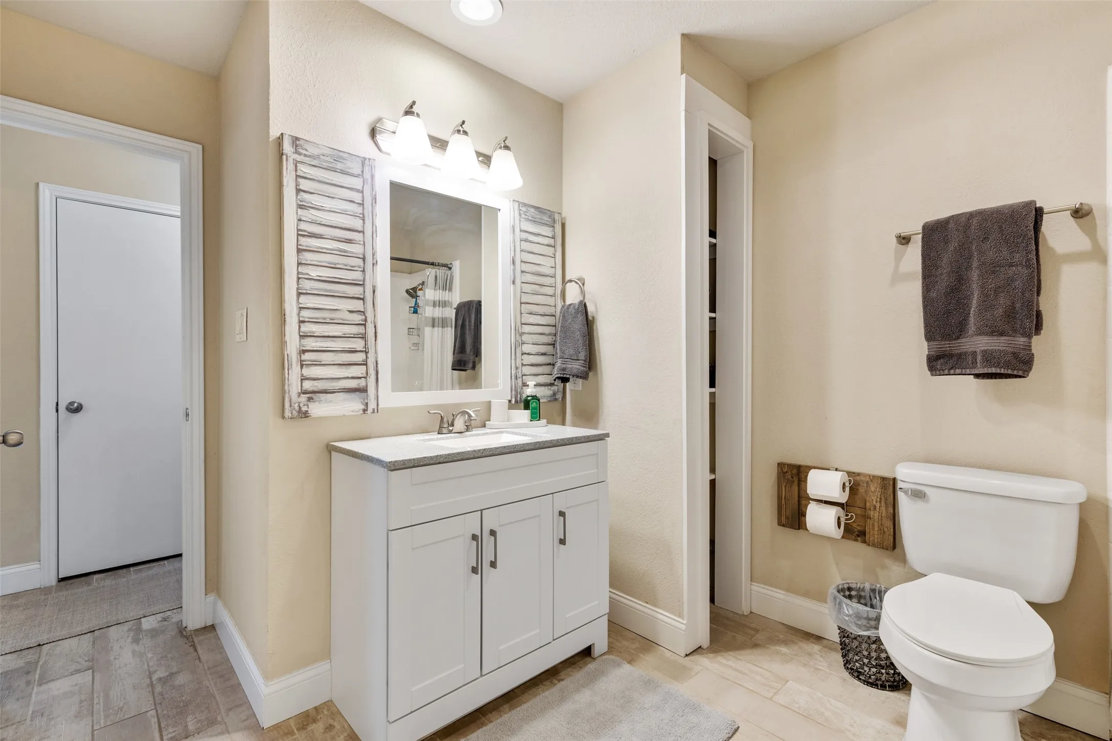 Single Family Residence For Sale in Tarrant County , 2918 Clover Lane, Euless, Texas 76039, 2 Bedroom, 1 Bathroom, Garage spaces, 990 Sqft, built in 1981, mls#21404435, Real Estate Agent in Euless, Homes For Sale in Tarrant county, Homes For Sale in Euless, Realtor in Euless Texas, Real Estate Brokerage Independent Realty Texas, Luminita Cordes Realtor
