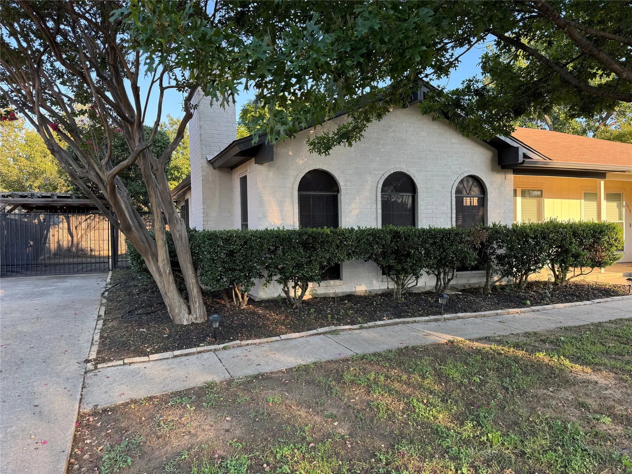Single Family Residence For Sale in Tarrant County , 2918 Clover Lane, Euless, Texas 76039, 2 Bedroom, 1 Bathroom, Garage spaces, 990 Sqft, built in 1981, mls#21404435, Real Estate Agent in Euless, Homes For Sale in Tarrant county, Homes For Sale in Euless, Realtor in Euless Texas, Real Estate Brokerage Independent Realty Texas, Luminita Cordes Realtor