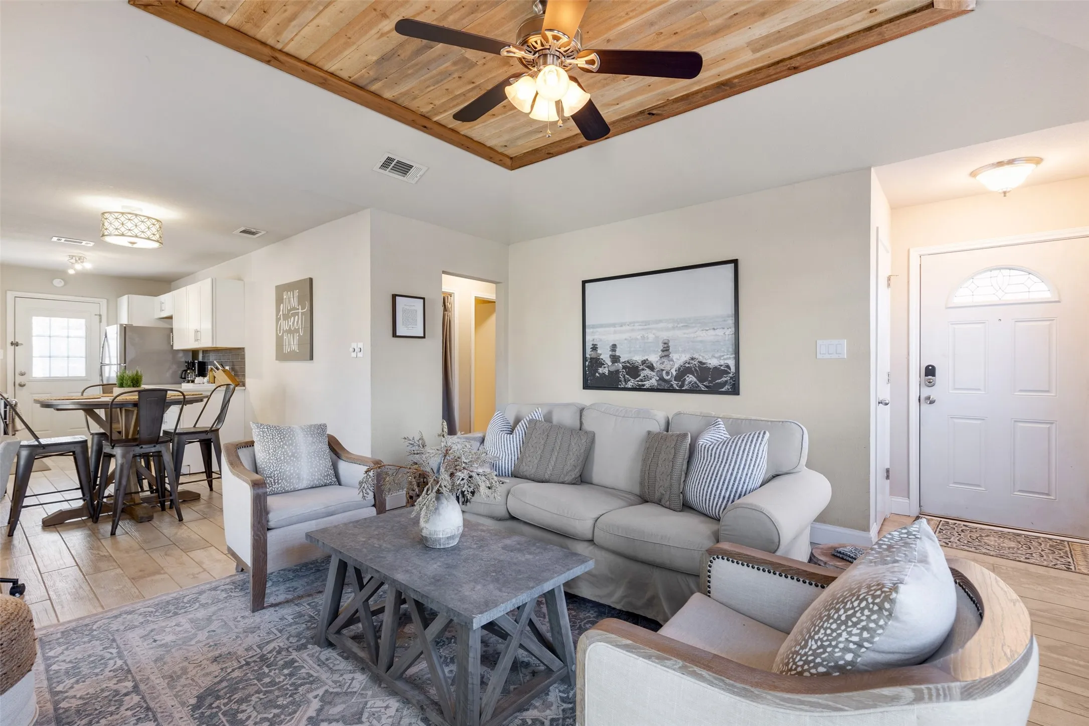 Single Family Residence For Sale in Tarrant County , 2918 Clover Lane, Euless, Texas 76039, 2 Bedroom, 1 Bathroom, Garage spaces, 990 Sqft, built in 1981, mls#21404435, Real Estate Agent in Euless, Homes For Sale in Tarrant county, Homes For Sale in Euless, Realtor in Euless Texas, Real Estate Brokerage Independent Realty Texas, Luminita Cordes Realtor