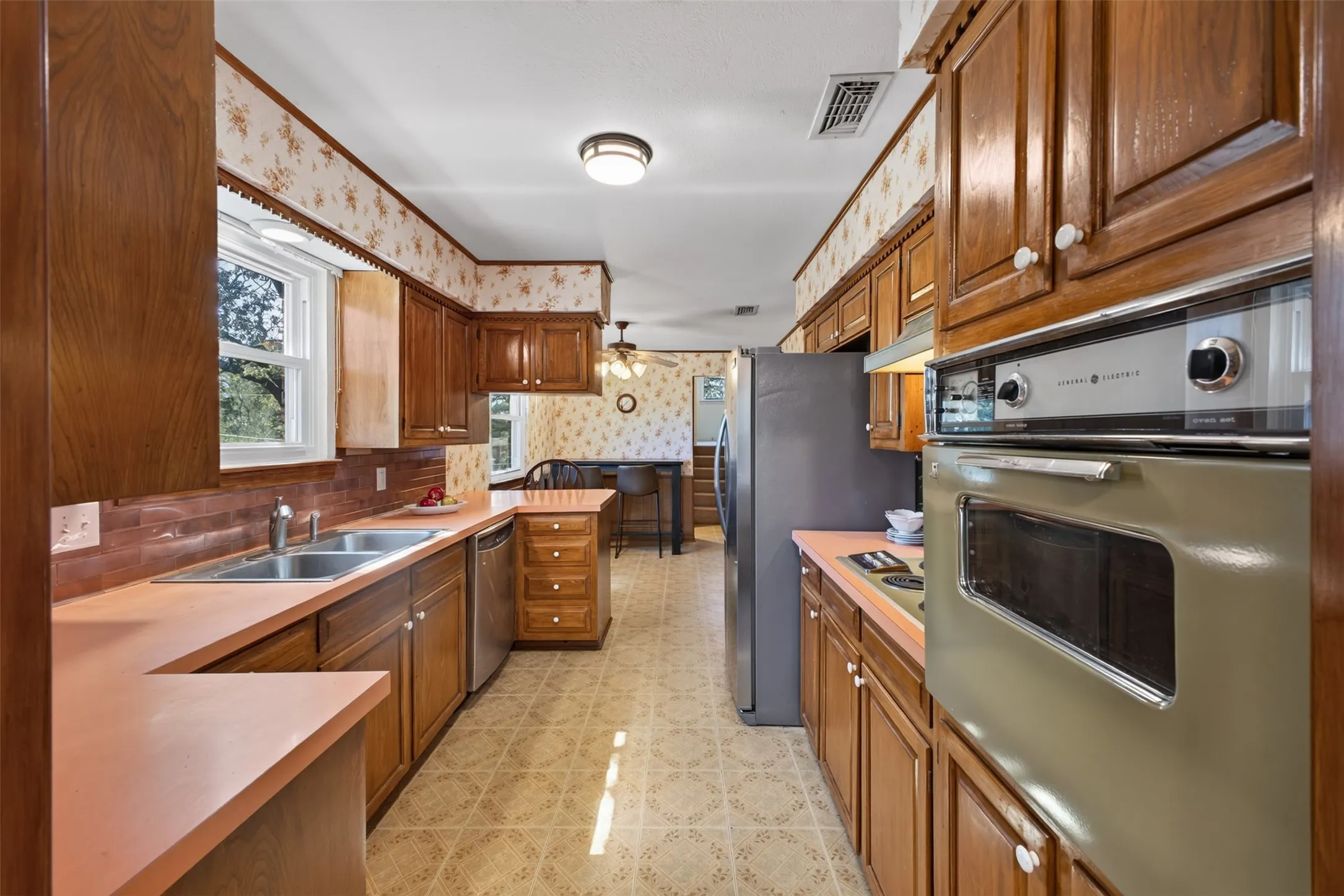 Single Family Residence For Sale in Tarrant County , 6109 Price Drive, North Richland Hills, Texas 76180, 5 Bedroom, 3 Bathroom, 2 Garage spaces, 2,484 Sqft, built in 1966, mls#21402193, Real Estate Agent in North Richland Hills, Homes For Sale in Tarrant county, Homes For Sale in North Richland Hills, Realtor in North Richland Hills Texas, Real Estate Brokerage Independent Realty Texas, Luminita Cordes Realtor