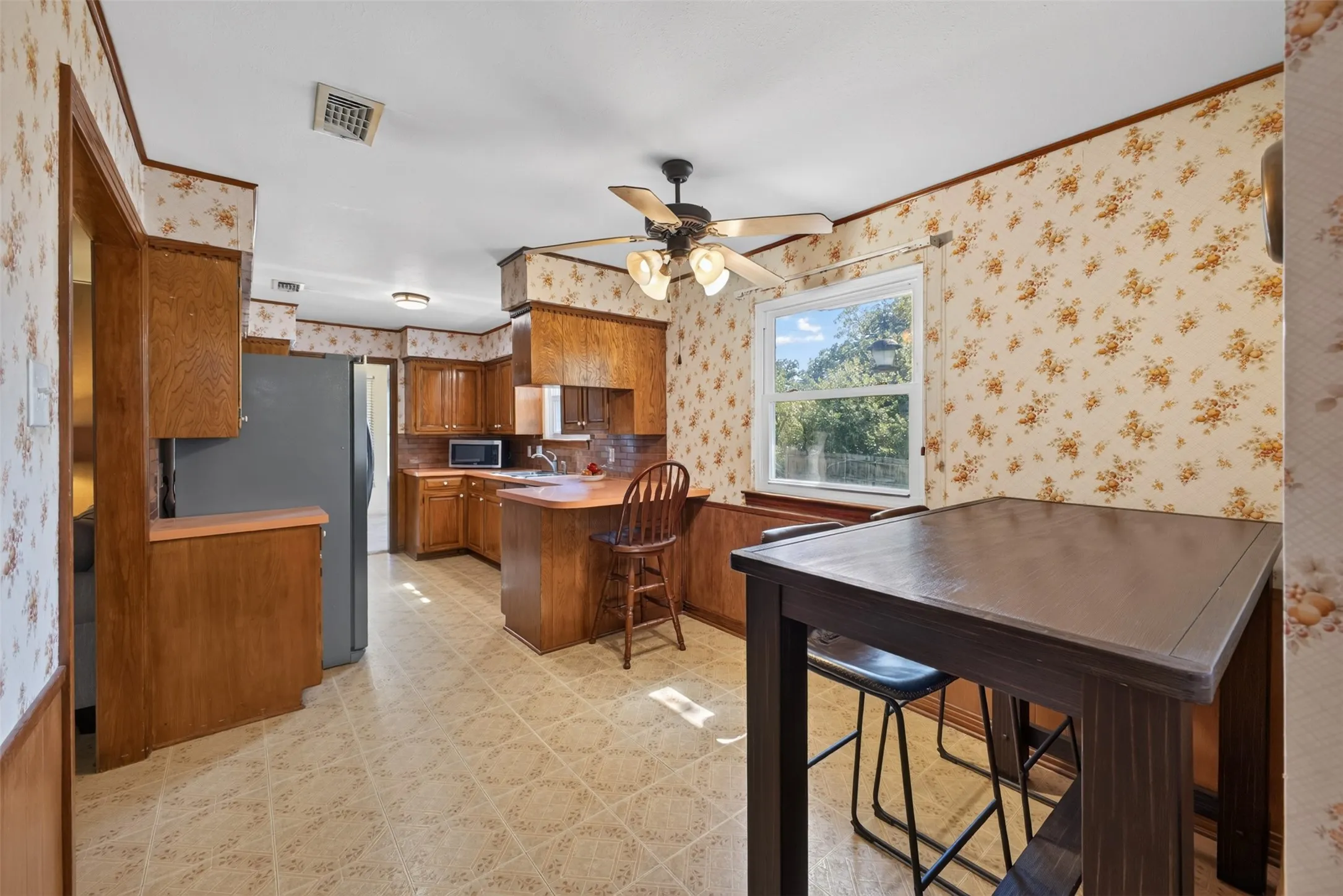 Single Family Residence For Sale in Tarrant County , 6109 Price Drive, North Richland Hills, Texas 76180, 5 Bedroom, 3 Bathroom, 2 Garage spaces, 2,484 Sqft, built in 1966, mls#21402193, Real Estate Agent in North Richland Hills, Homes For Sale in Tarrant county, Homes For Sale in North Richland Hills, Realtor in North Richland Hills Texas, Real Estate Brokerage Independent Realty Texas, Luminita Cordes Realtor