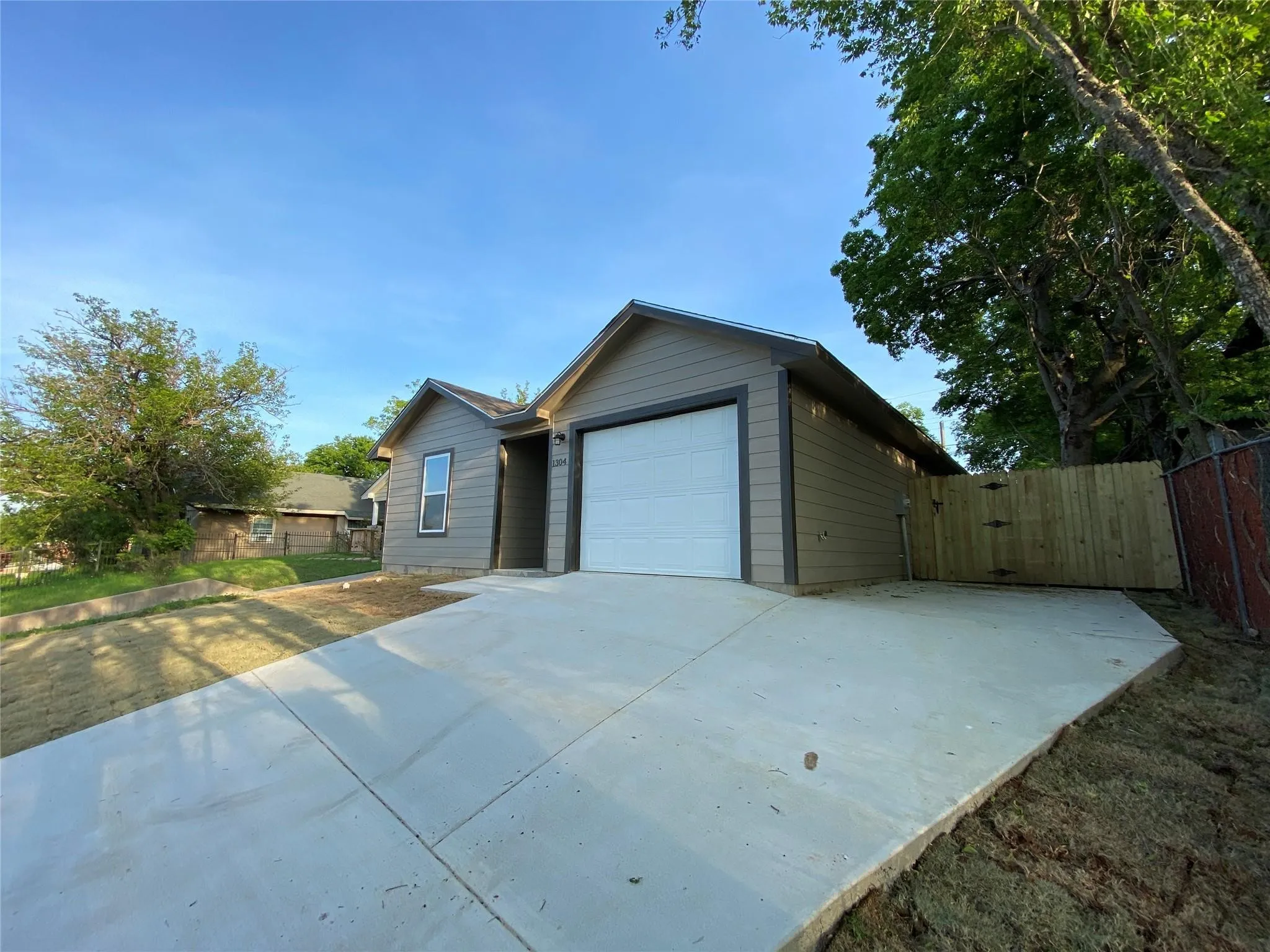 Single Family Residence For Rent in Tarrant County , 1304 E Magnolia Avenue, Fort Worth, Texas 76104, 3 Bedroom, 2 Bathroom, 1 Garage spaces, 1,216 Sqft, built in 2019, mls#21404742, Real Estate Agent in Fort Worth, Homes For Rent in Tarrant county, Homes For Rent in Fort Worth, Realtor in Fort Worth Texas, Real Estate Brokerage Independent Realty Texas, Luminita Cordes Realtor