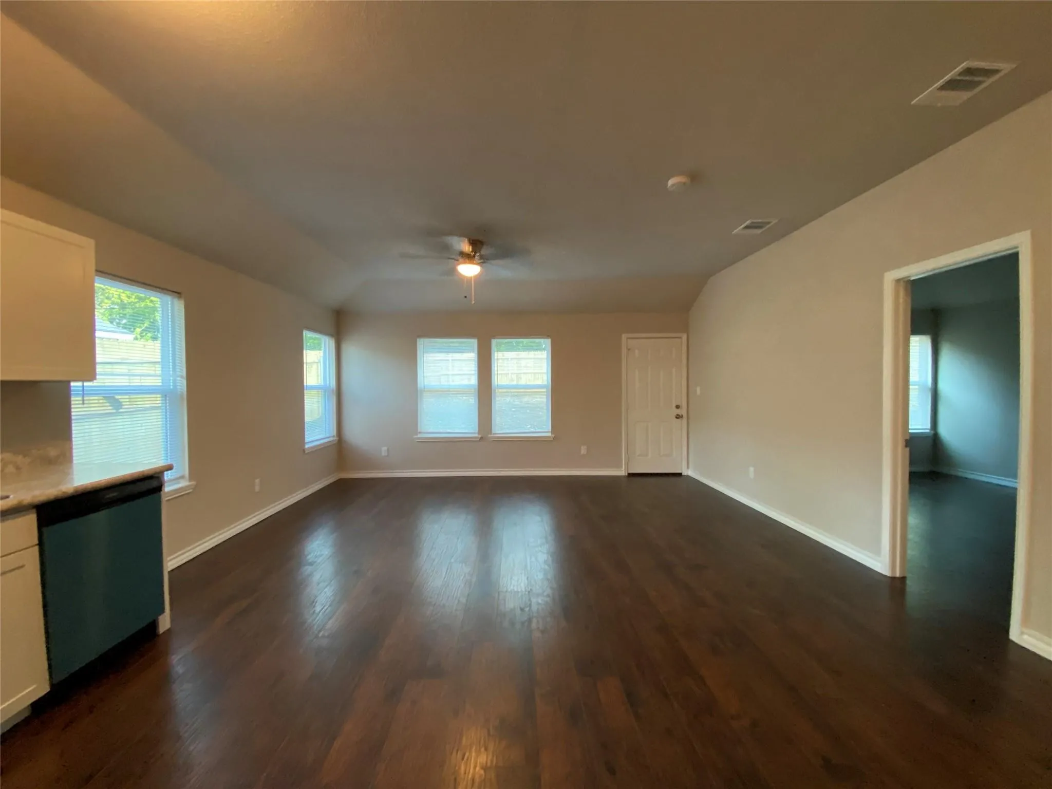 Single Family Residence For Rent in Tarrant County , 1304 E Magnolia Avenue, Fort Worth, Texas 76104, 3 Bedroom, 2 Bathroom, 1 Garage spaces, 1,216 Sqft, built in 2019, mls#21404742, Real Estate Agent in Fort Worth, Homes For Rent in Tarrant county, Homes For Rent in Fort Worth, Realtor in Fort Worth Texas, Real Estate Brokerage Independent Realty Texas, Luminita Cordes Realtor