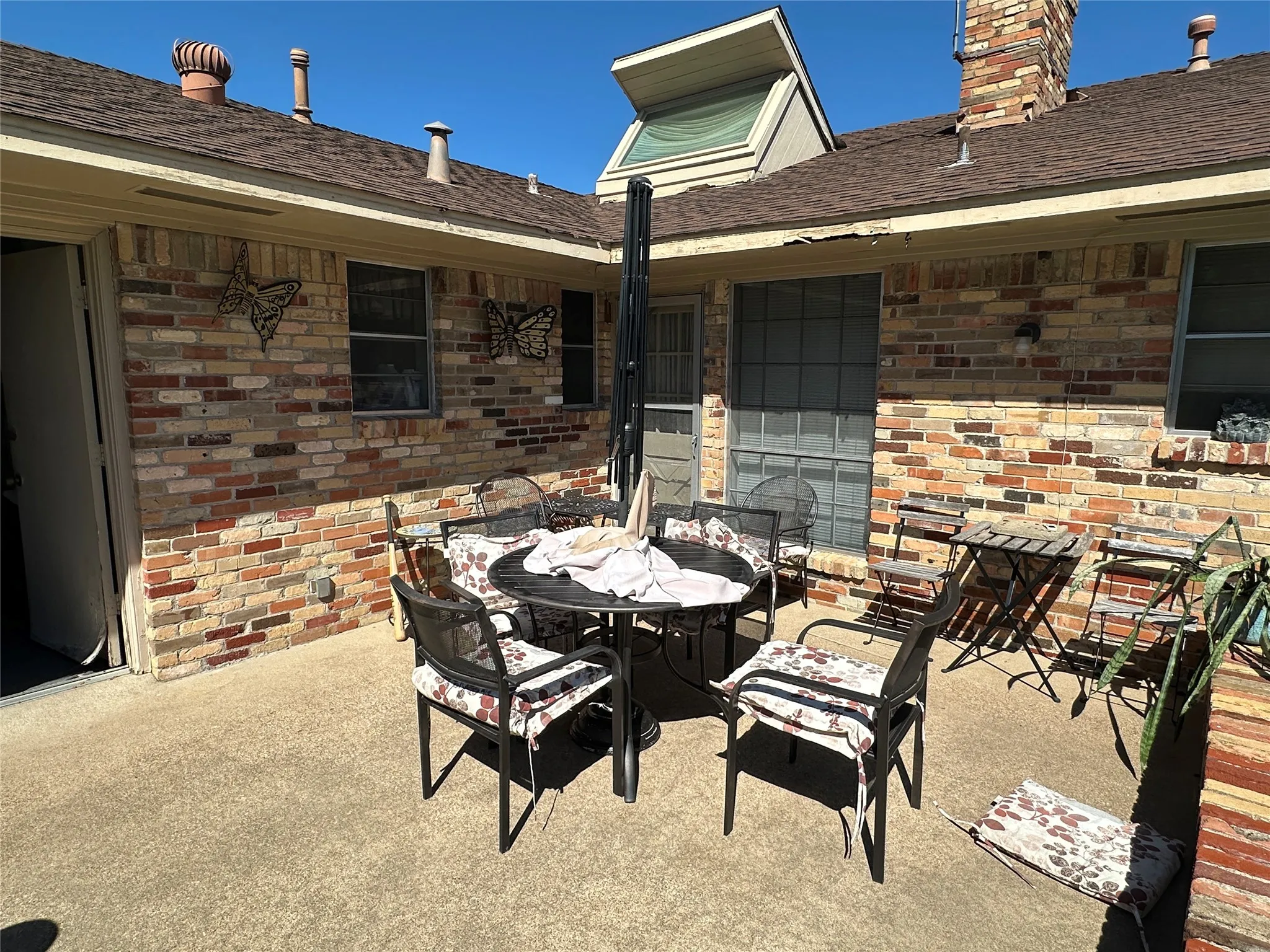 Single Family Residence For Sale in Dallas County , 7310 Whispering Pines Drive, Dallas, Texas 75248, 4 Bedroom, 3 Bathroom, 2 Garage spaces, 2,376 Sqft, built in 1971, mls#21404175, Real Estate Agent in Dallas, Homes For Sale in Dallas county, Homes For Sale in Dallas, Realtor in Dallas Texas, Real Estate Brokerage Independent Realty Texas, Luminita Cordes Realtor