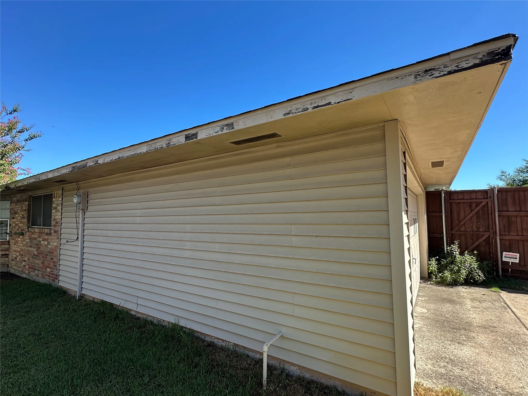 Single Family Residence For Sale in Dallas County , 7310 Whispering Pines Drive, Dallas, Texas 75248, 4 Bedroom, 3 Bathroom, 2 Garage spaces, 2,376 Sqft, built in 1971, mls#21404175, Real Estate Agent in Dallas, Homes For Sale in Dallas county, Homes For Sale in Dallas, Realtor in Dallas Texas, Real Estate Brokerage Independent Realty Texas, Luminita Cordes Realtor