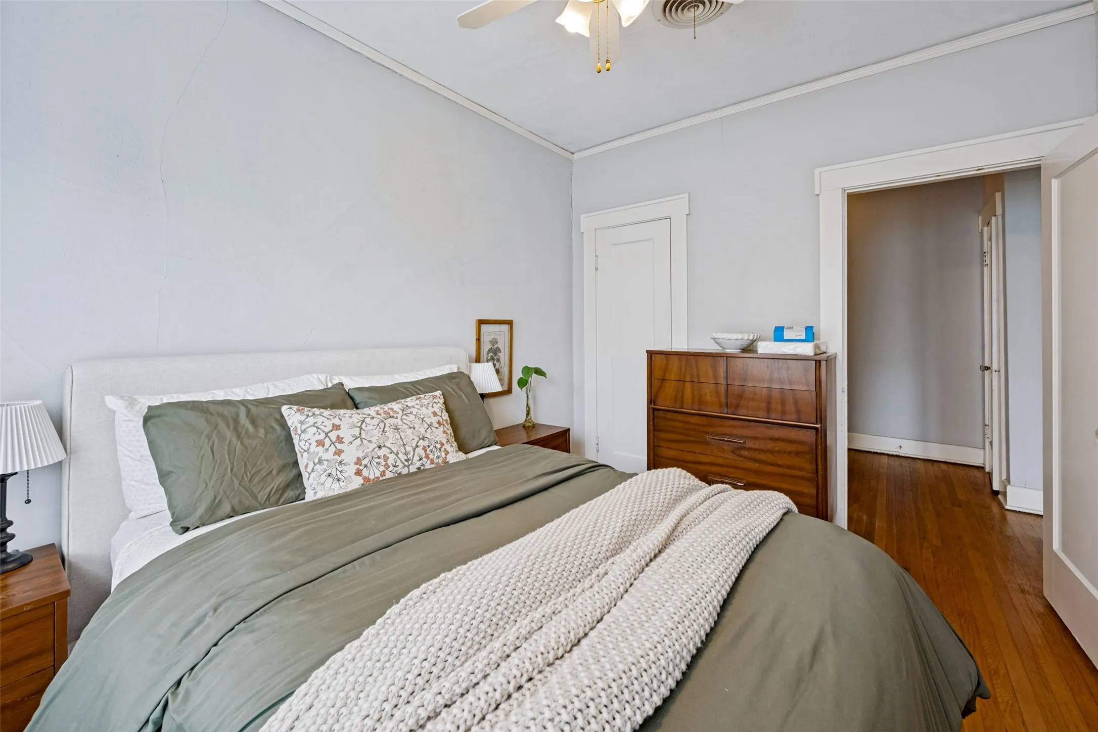 Duplex For Sale in Tarrant County , 2619 S Adams, Fort Worth, Texas 76110, 4 Bedroom, 3 Bathroom, 2 Garage spaces, 2,374 Sqft, built in 1929, mls#21397301, Real Estate Agent in Fort Worth, Homes For Sale in Tarrant county, Homes For Sale in Fort Worth, Realtor in Fort Worth Texas, Real Estate Brokerage Independent Realty Texas, Luminita Cordes Realtor