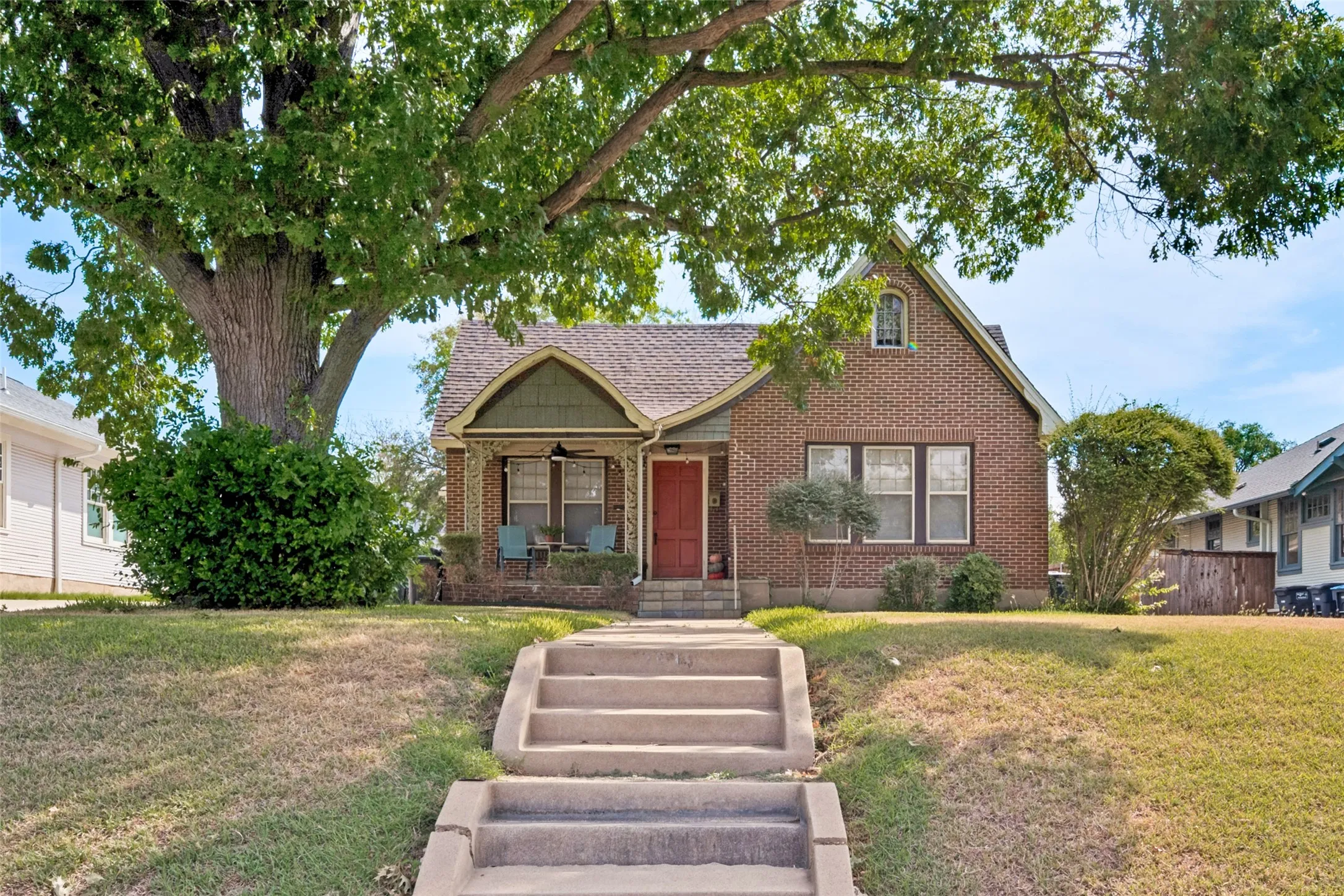 Duplex For Sale in Tarrant County , 2619 S Adams, Fort Worth, Texas 76110, 4 Bedroom, 3 Bathroom, 2 Garage spaces, 2,374 Sqft, built in 1929, mls#21397301, Real Estate Agent in Fort Worth, Homes For Sale in Tarrant county, Homes For Sale in Fort Worth, Realtor in Fort Worth Texas, Real Estate Brokerage Independent Realty Texas, Luminita Cordes Realtor