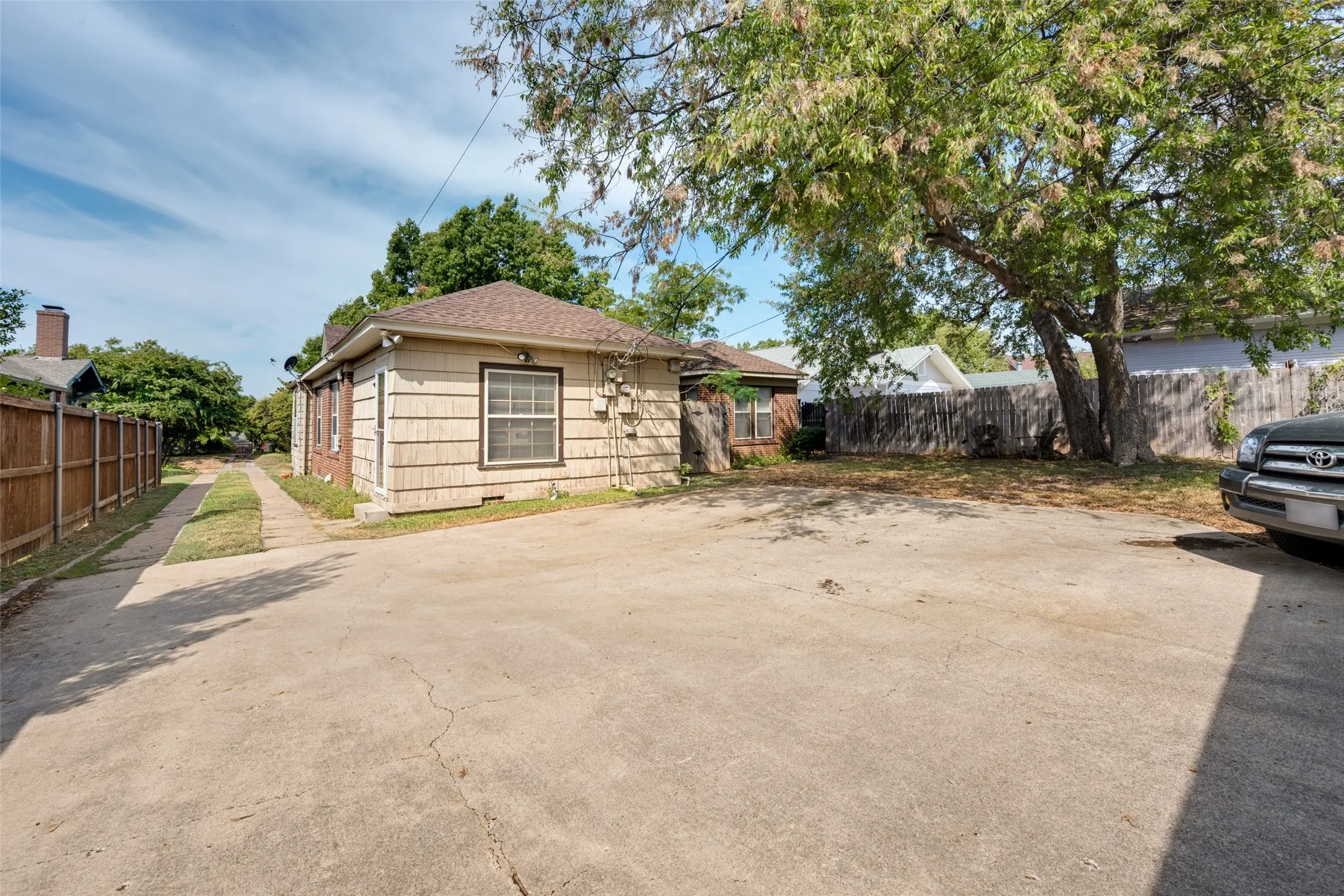 Duplex For Sale in Tarrant County , 2619 S Adams, Fort Worth, Texas 76110, 4 Bedroom, 3 Bathroom, 2 Garage spaces, 2,374 Sqft, built in 1929, mls#21397301, Real Estate Agent in Fort Worth, Homes For Sale in Tarrant county, Homes For Sale in Fort Worth, Realtor in Fort Worth Texas, Real Estate Brokerage Independent Realty Texas, Luminita Cordes Realtor