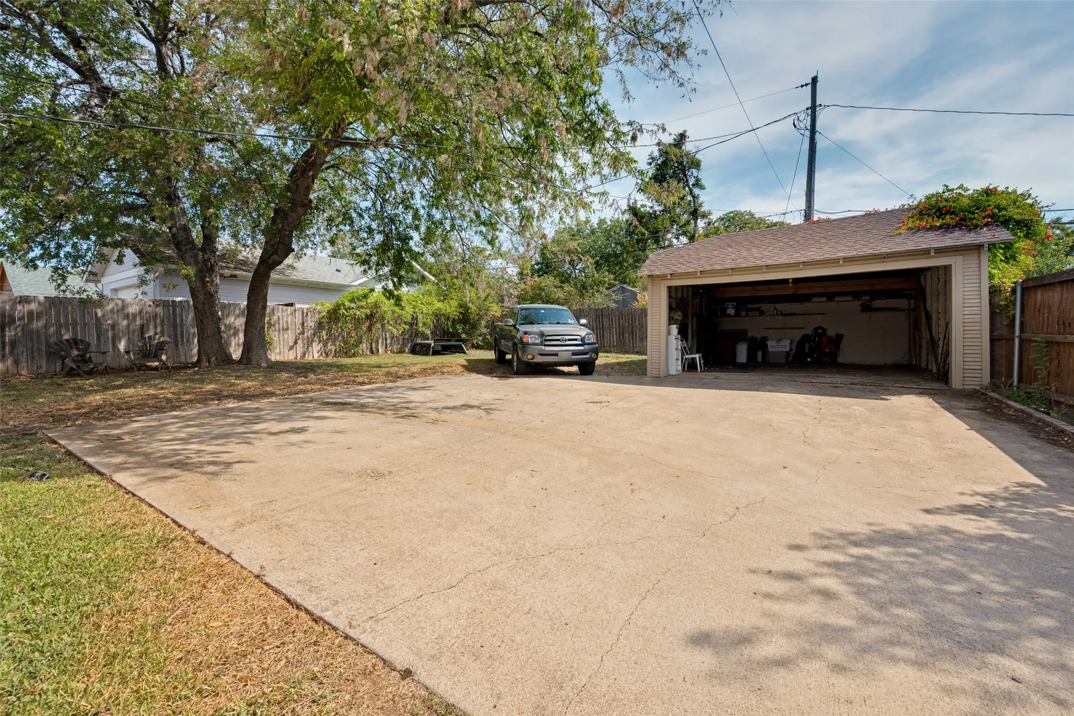 Duplex For Sale in Tarrant County , 2619 S Adams, Fort Worth, Texas 76110, 4 Bedroom, 3 Bathroom, 2 Garage spaces, 2,374 Sqft, built in 1929, mls#21397301, Real Estate Agent in Fort Worth, Homes For Sale in Tarrant county, Homes For Sale in Fort Worth, Realtor in Fort Worth Texas, Real Estate Brokerage Independent Realty Texas, Luminita Cordes Realtor