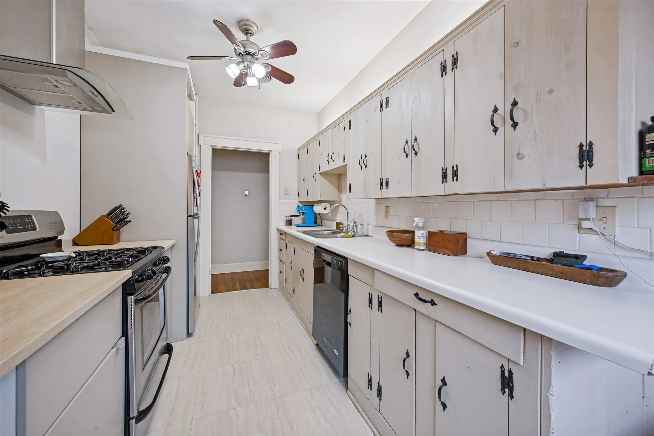 Duplex For Sale in Tarrant County , 2619 S Adams, Fort Worth, Texas 76110, 4 Bedroom, 3 Bathroom, 2 Garage spaces, 2,374 Sqft, built in 1929, mls#21397301, Real Estate Agent in Fort Worth, Homes For Sale in Tarrant county, Homes For Sale in Fort Worth, Realtor in Fort Worth Texas, Real Estate Brokerage Independent Realty Texas, Luminita Cordes Realtor