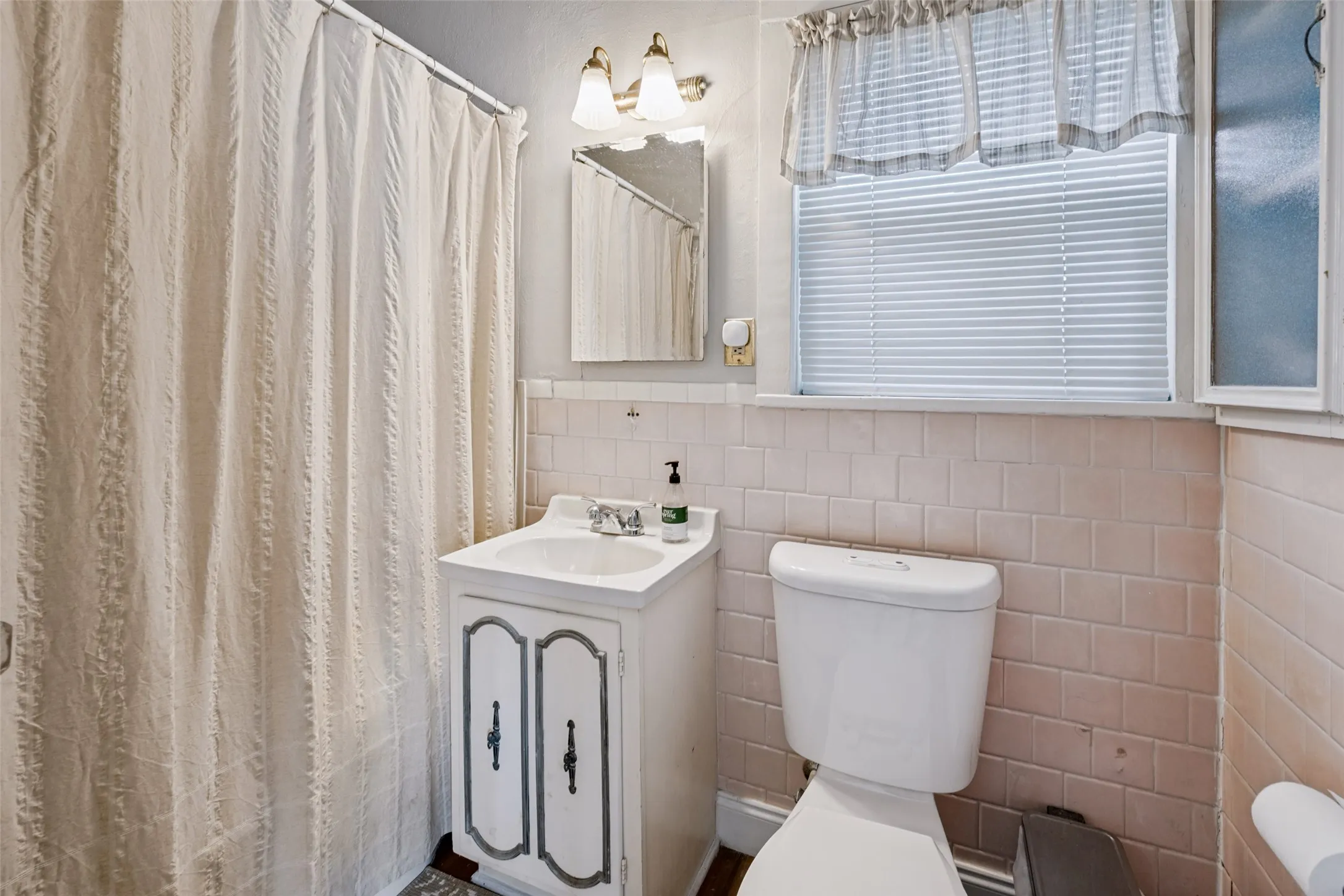 Duplex For Sale in Tarrant County , 2619 S Adams, Fort Worth, Texas 76110, 4 Bedroom, 3 Bathroom, 2 Garage spaces, 2,374 Sqft, built in 1929, mls#21397301, Real Estate Agent in Fort Worth, Homes For Sale in Tarrant county, Homes For Sale in Fort Worth, Realtor in Fort Worth Texas, Real Estate Brokerage Independent Realty Texas, Luminita Cordes Realtor