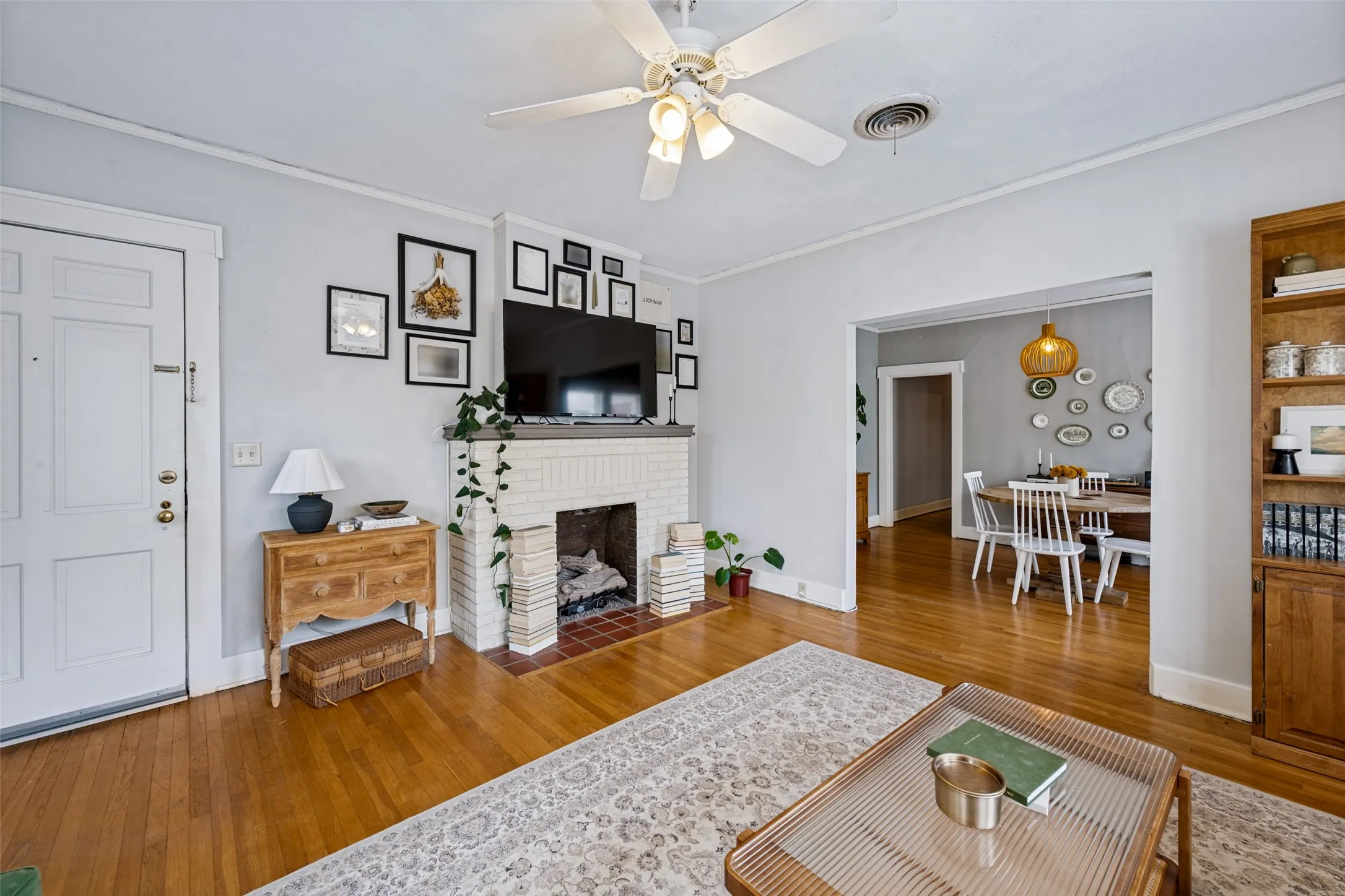 Duplex For Sale in Tarrant County , 2619 S Adams, Fort Worth, Texas 76110, 4 Bedroom, 3 Bathroom, 2 Garage spaces, 2,374 Sqft, built in 1929, mls#21397301, Real Estate Agent in Fort Worth, Homes For Sale in Tarrant county, Homes For Sale in Fort Worth, Realtor in Fort Worth Texas, Real Estate Brokerage Independent Realty Texas, Luminita Cordes Realtor