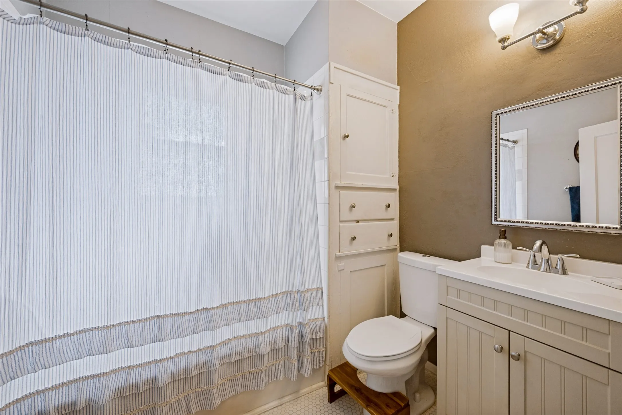 Duplex For Sale in Tarrant County , 2619 S Adams, Fort Worth, Texas 76110, 4 Bedroom, 3 Bathroom, 2 Garage spaces, 2,374 Sqft, built in 1929, mls#21397301, Real Estate Agent in Fort Worth, Homes For Sale in Tarrant county, Homes For Sale in Fort Worth, Realtor in Fort Worth Texas, Real Estate Brokerage Independent Realty Texas, Luminita Cordes Realtor