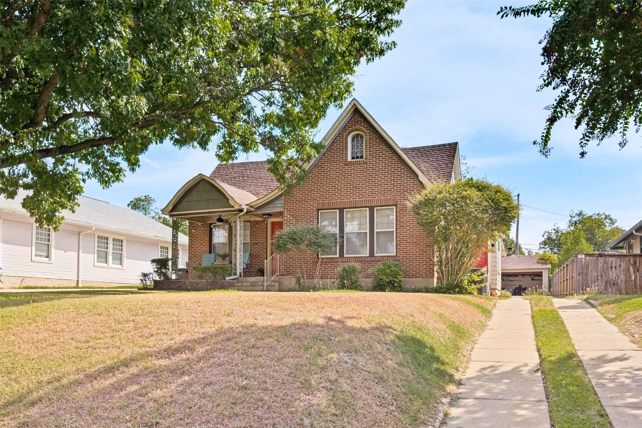 Duplex For Sale in Tarrant County , 2619 S Adams, Fort Worth, Texas 76110, 4 Bedroom, 3 Bathroom, 2 Garage spaces, 2,374 Sqft, built in 1929, mls#21397301, Real Estate Agent in Fort Worth, Homes For Sale in Tarrant county, Homes For Sale in Fort Worth, Realtor in Fort Worth Texas, Real Estate Brokerage Independent Realty Texas, Luminita Cordes Realtor