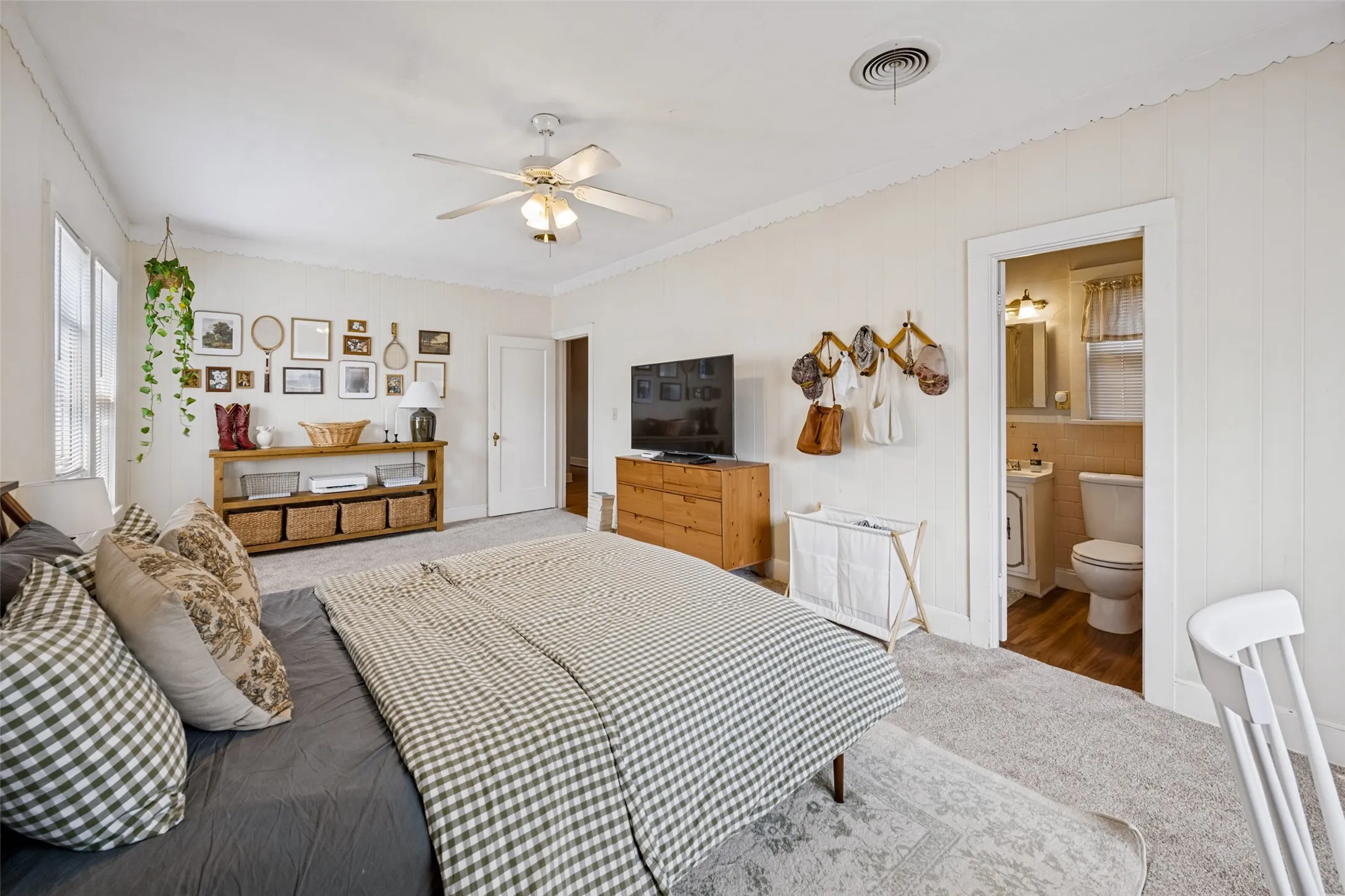 Duplex For Sale in Tarrant County , 2619 S Adams, Fort Worth, Texas 76110, 4 Bedroom, 3 Bathroom, 2 Garage spaces, 2,374 Sqft, built in 1929, mls#21397301, Real Estate Agent in Fort Worth, Homes For Sale in Tarrant county, Homes For Sale in Fort Worth, Realtor in Fort Worth Texas, Real Estate Brokerage Independent Realty Texas, Luminita Cordes Realtor