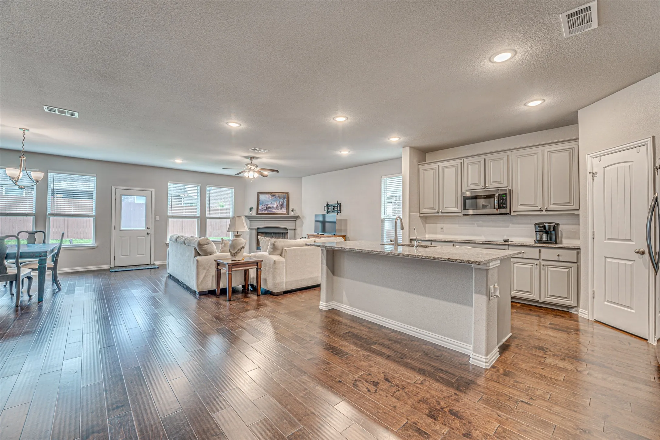 Single Family Residence For Rent in Grayson County , 909 Gambel Drive, Sherman, Texas 75092, 4 Bedroom, 3 Bathroom, 2 Garage spaces, 2,698 Sqft, built in 2021, mls#21403992, Real Estate Agent in Sherman, Homes For Rent in Grayson county, Homes For Rent in Sherman, Realtor in Sherman Texas, Real Estate Brokerage Independent Realty Texas, Luminita Cordes Realtor