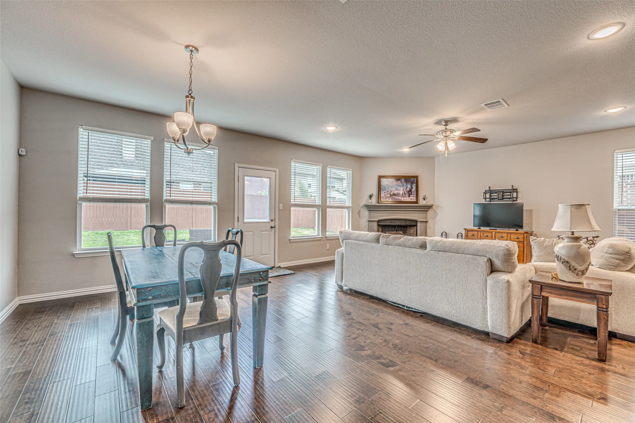 Single Family Residence For Rent in Grayson County , 909 Gambel Drive, Sherman, Texas 75092, 4 Bedroom, 3 Bathroom, 2 Garage spaces, 2,698 Sqft, built in 2021, mls#21403992, Real Estate Agent in Sherman, Homes For Rent in Grayson county, Homes For Rent in Sherman, Realtor in Sherman Texas, Real Estate Brokerage Independent Realty Texas, Luminita Cordes Realtor