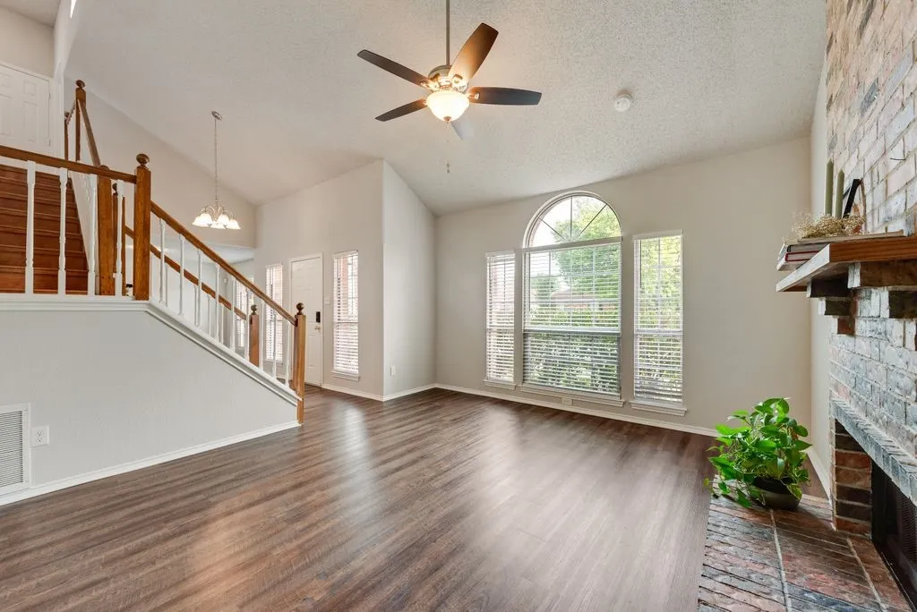 Single Family Residence For Sale in Dallas County , 2001 Village Creek Drive, Garland, Texas 75040, 3 Bedroom, 3 Bathroom, 2 Garage spaces, 1,934 Sqft, built in 1987, mls#21404705, Real Estate Agent in Garland, Homes For Sale in Dallas county, Homes For Sale in Garland, Realtor in Garland Texas, Real Estate Brokerage Independent Realty Texas, Luminita Cordes Realtor